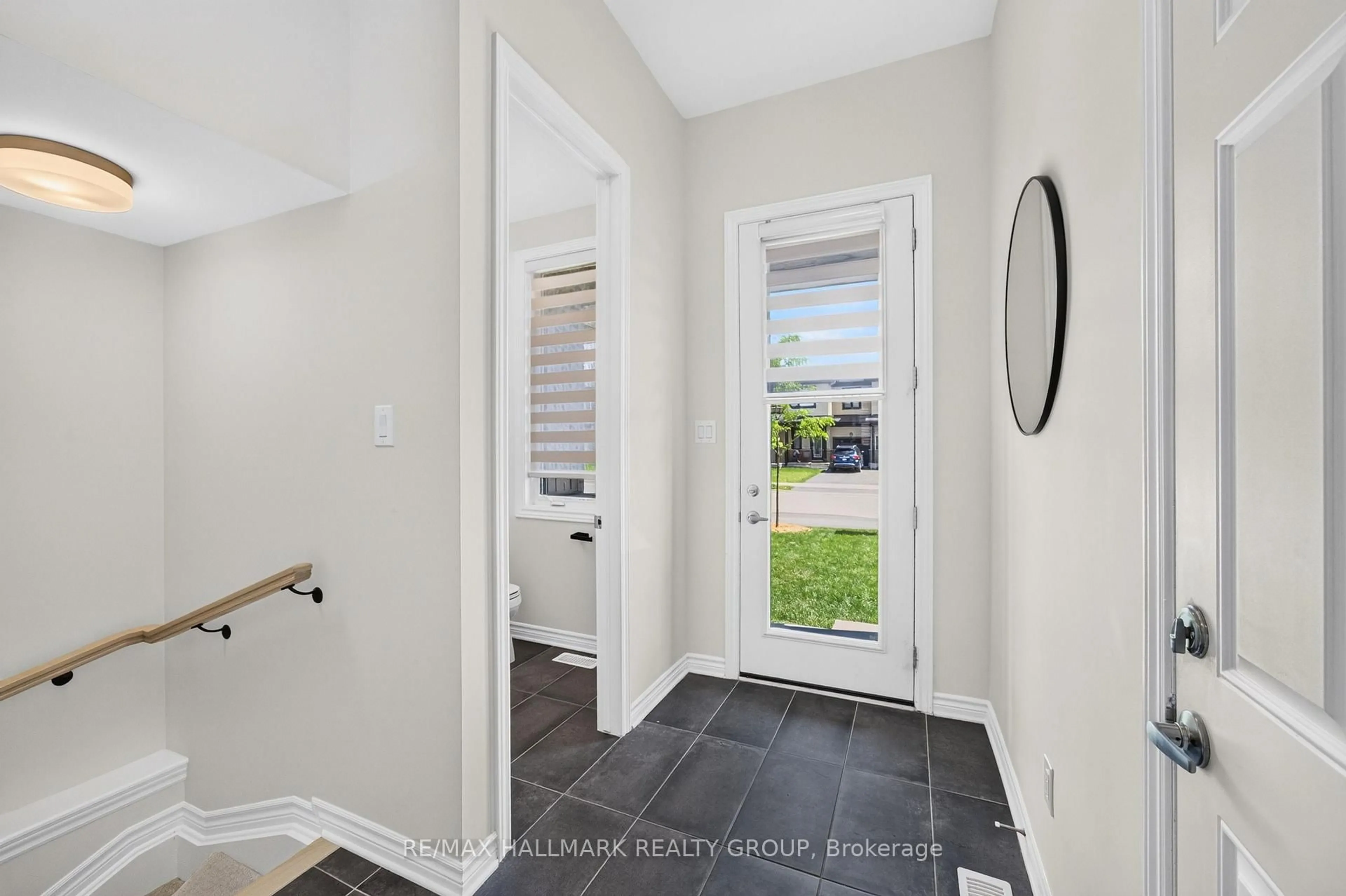Indoor entryway for 47 Jargeau Rd, Ottawa Ontario K1W 0S7