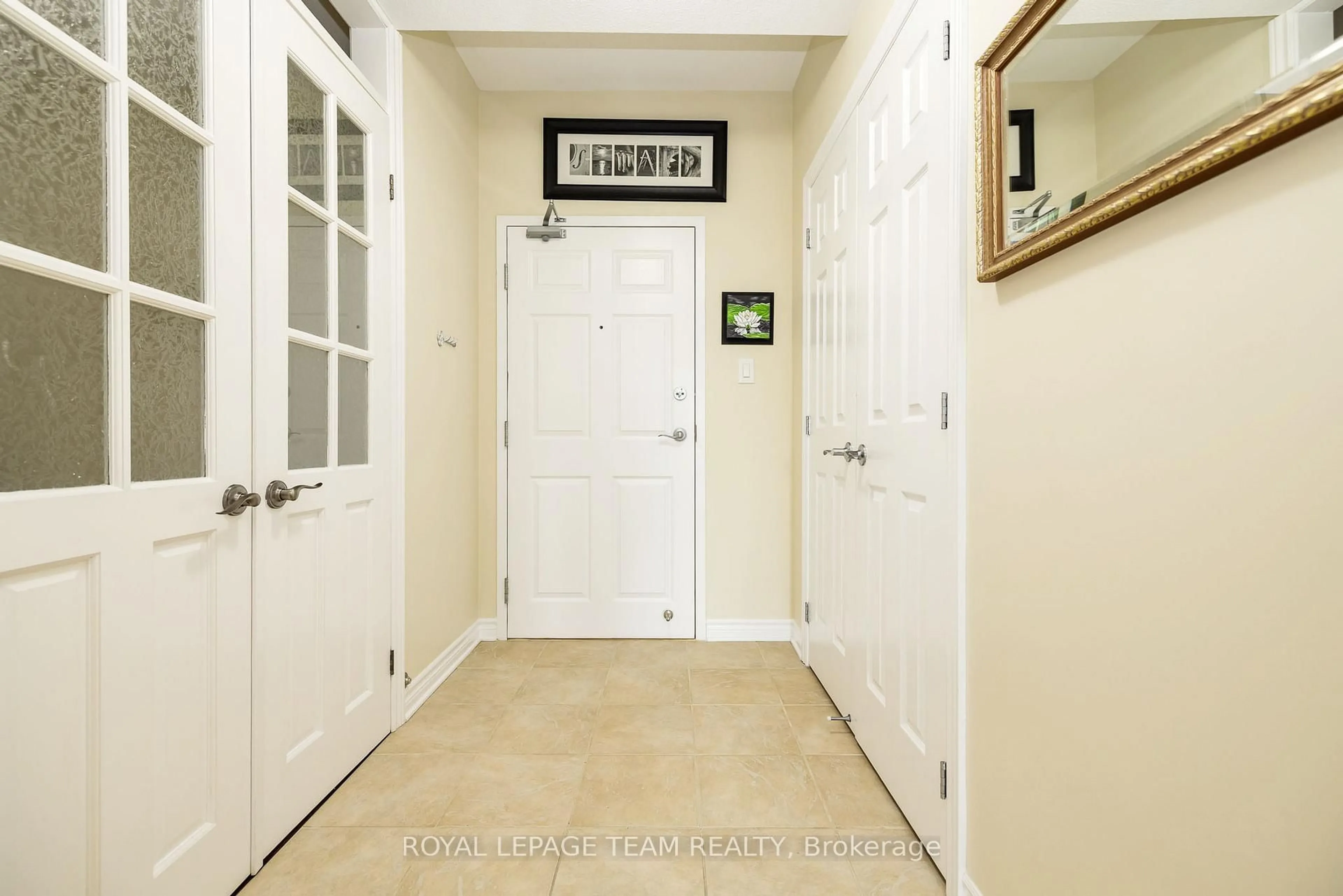 Indoor entryway for 50 Magnolia Way #203, North Grenville Ontario K0G 1J0