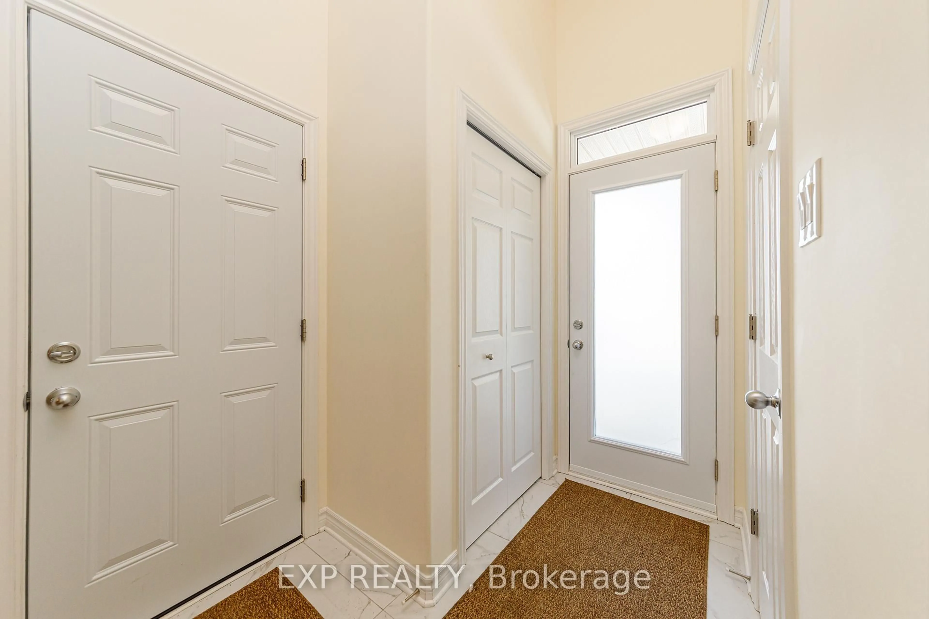Indoor entryway for 172 Parkrose Private, Ottawa Ontario K4A 0N8
