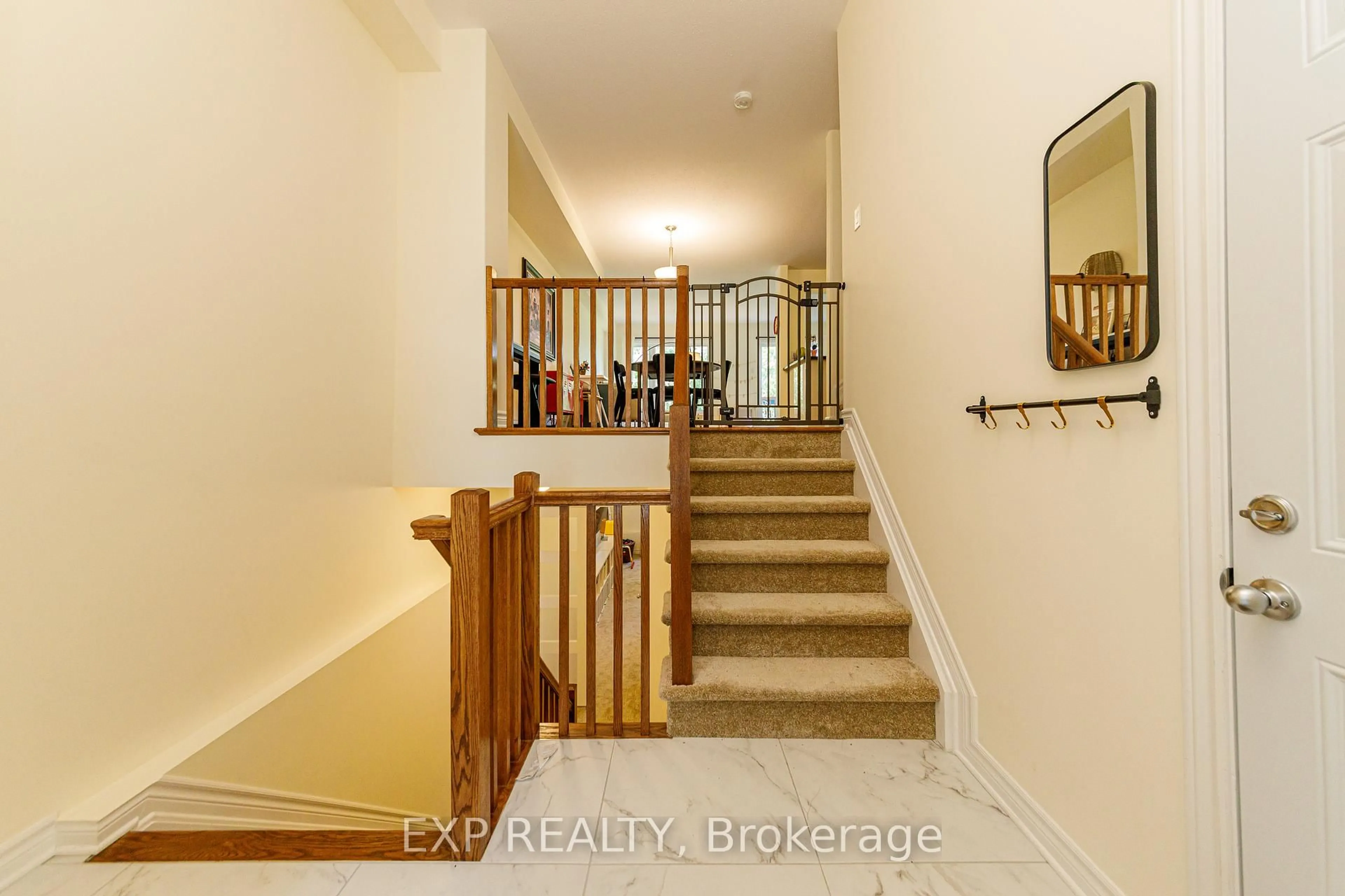 Indoor foyer for 172 Parkrose Private, Ottawa Ontario K4A 0N8