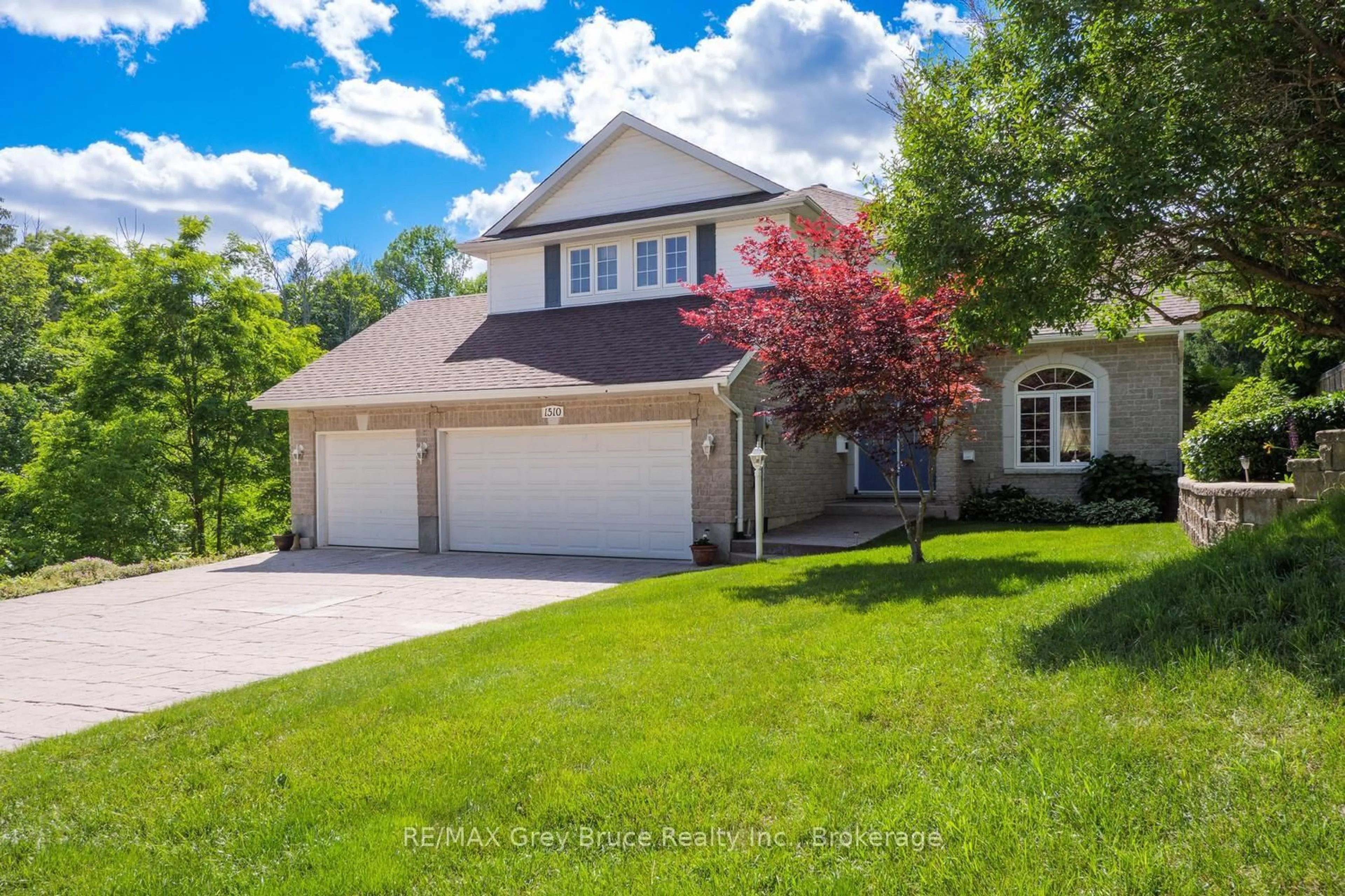 Home with vinyl exterior material, street for 1510 7th Ave, Owen Sound Ontario N4K 6V8