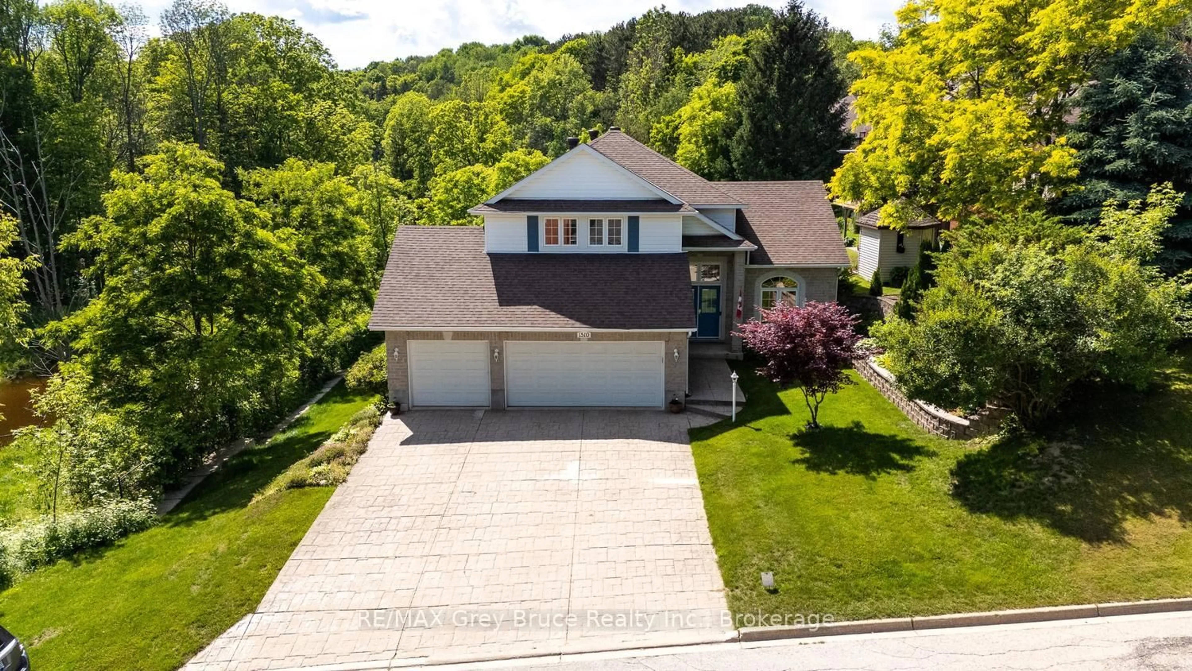 A pic from outside/outdoor area/front of a property/back of a property/a pic from drone, street for 1510 7th Ave, Owen Sound Ontario N4K 6V8