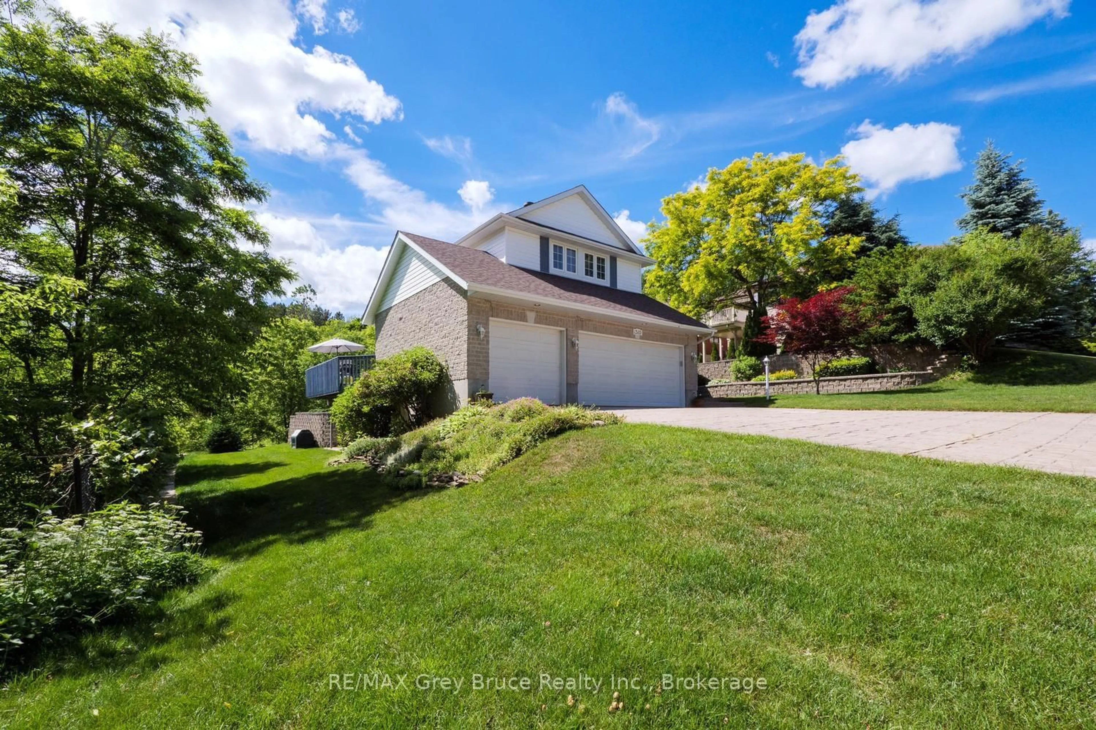 A pic from outside/outdoor area/front of a property/back of a property/a pic from drone, unknown for 1510 7th Ave, Owen Sound Ontario N4K 6V8