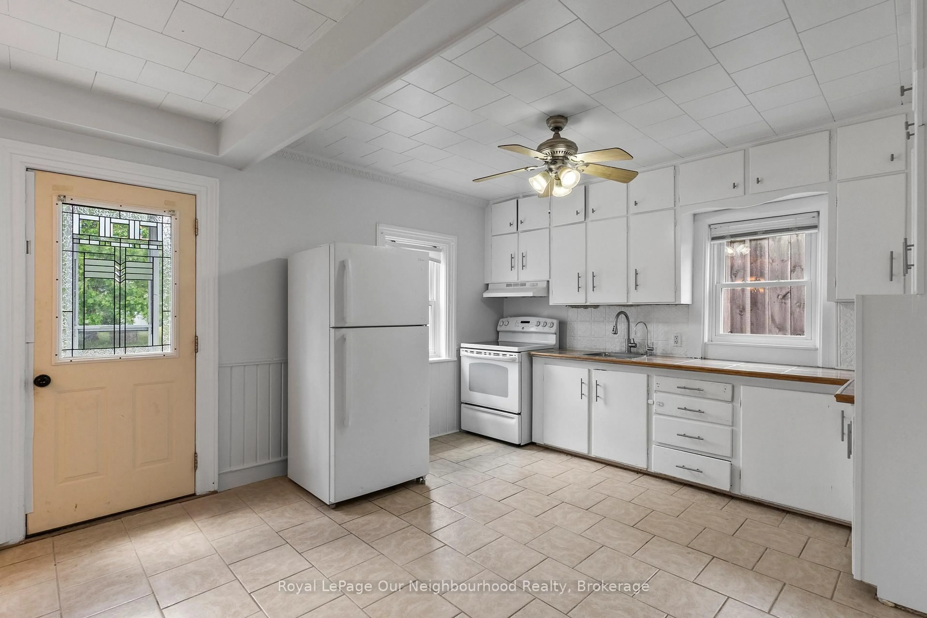 Standard kitchen, ceramic/tile floor for 18 Hayes St, Limoges Ontario K0K 2M0