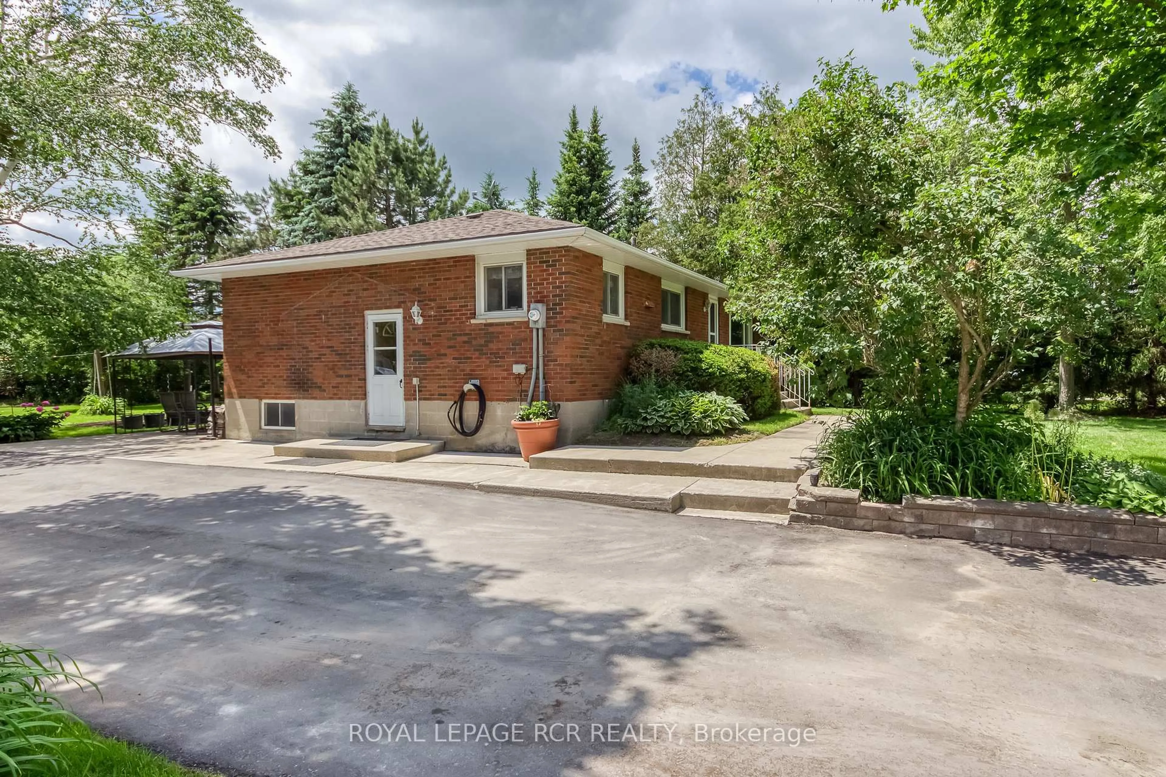 A pic from outside/outdoor area/front of a property/back of a property/a pic from drone, street for 5858 5th Line, Erin Ontario N0B 1Z0