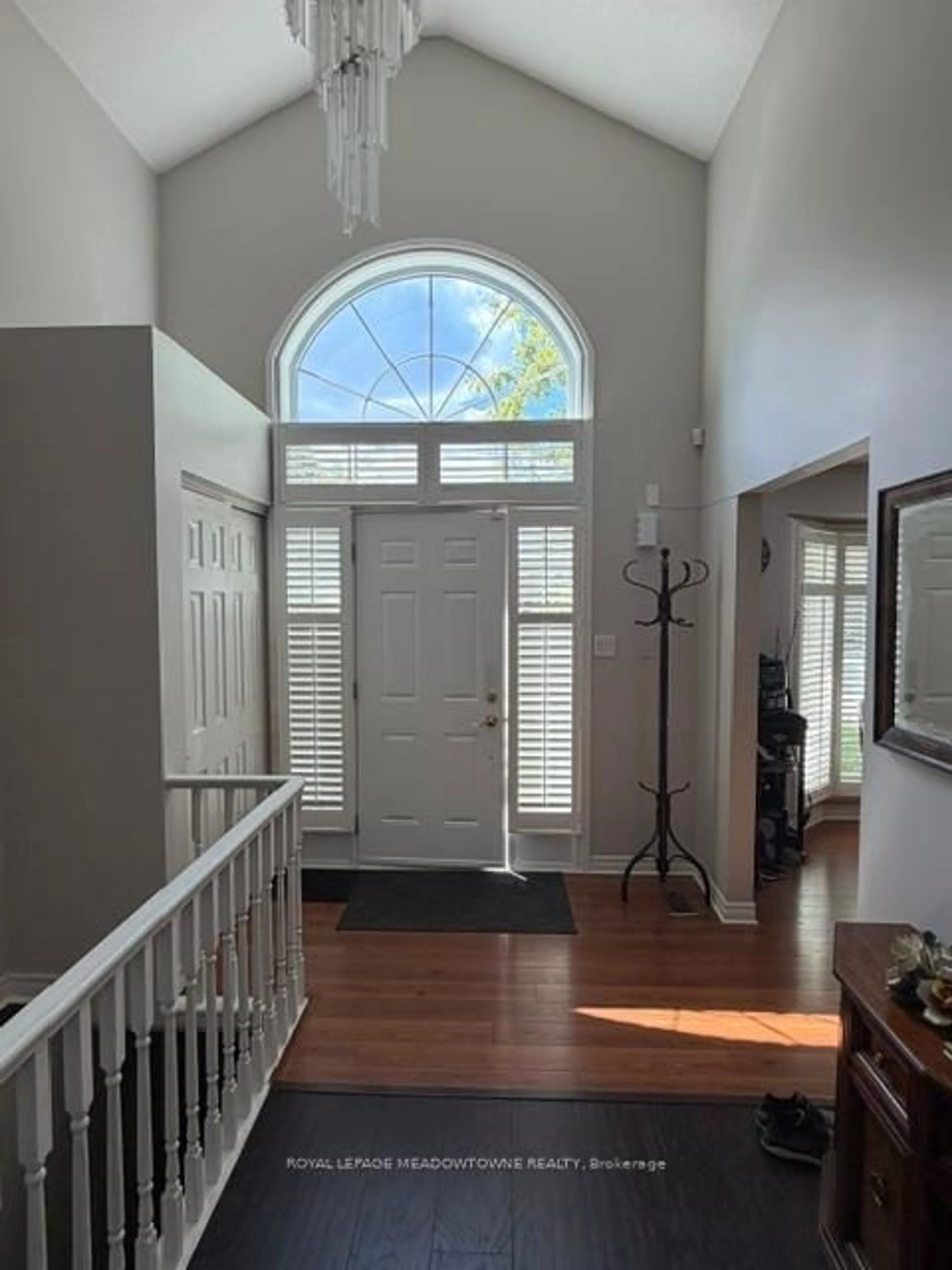 Indoor entryway for 26 Red Haven Dr #7, Grimsby Ontario L3M 5K2