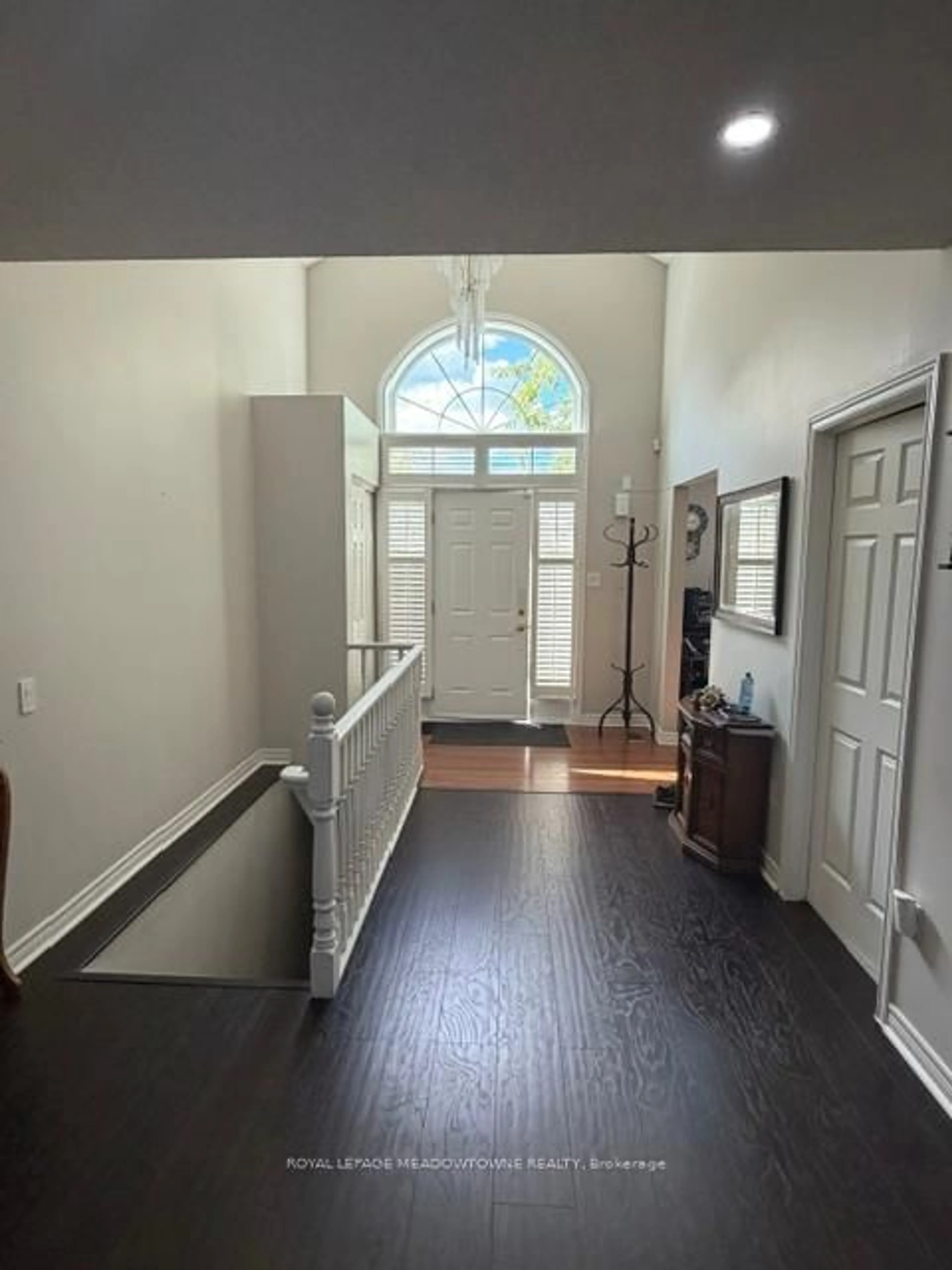 Indoor entryway for 26 Red Haven Dr #7, Grimsby Ontario L3M 5K2
