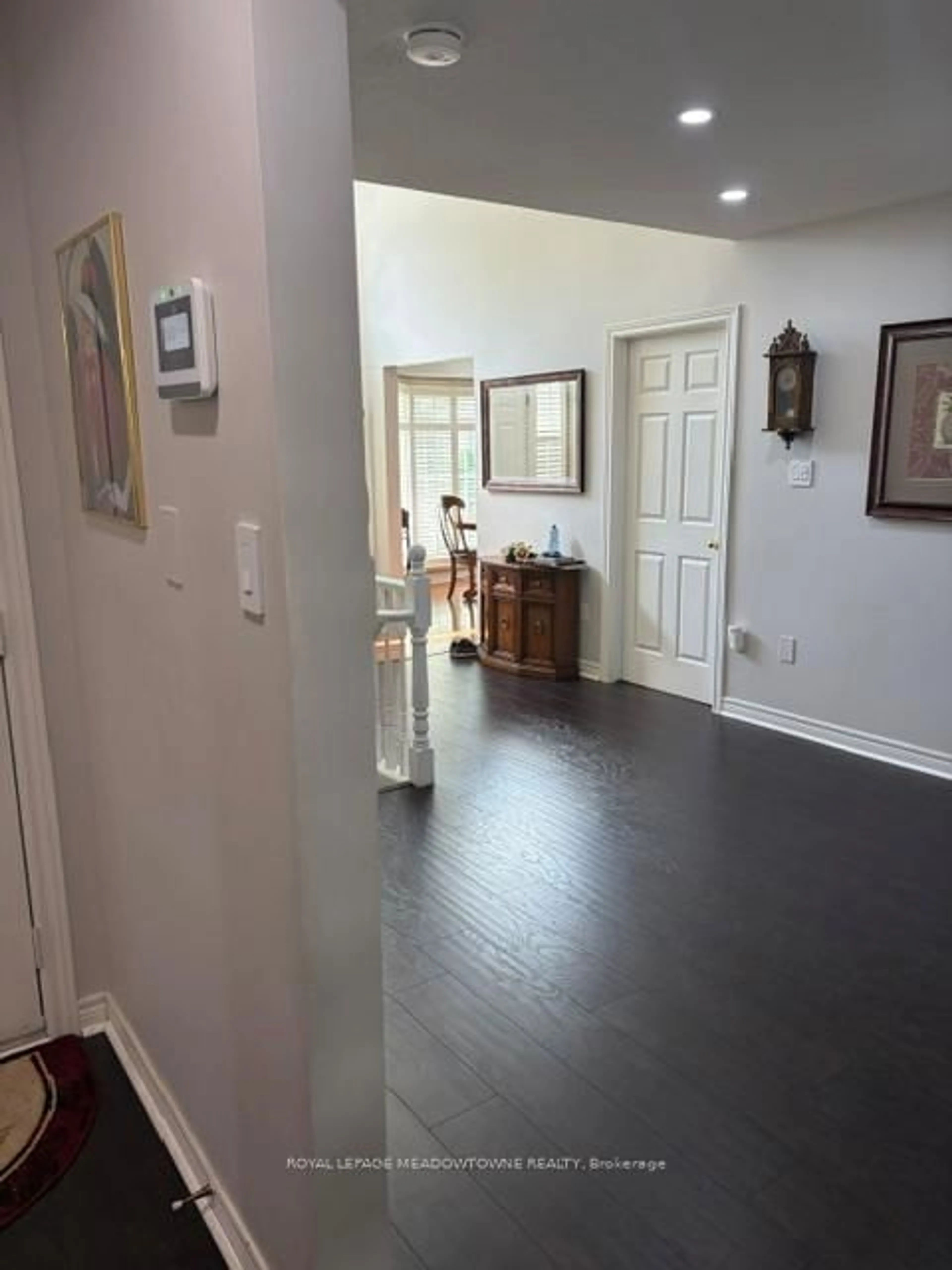 Indoor entryway for 26 Red Haven Dr #7, Grimsby Ontario L3M 5K2