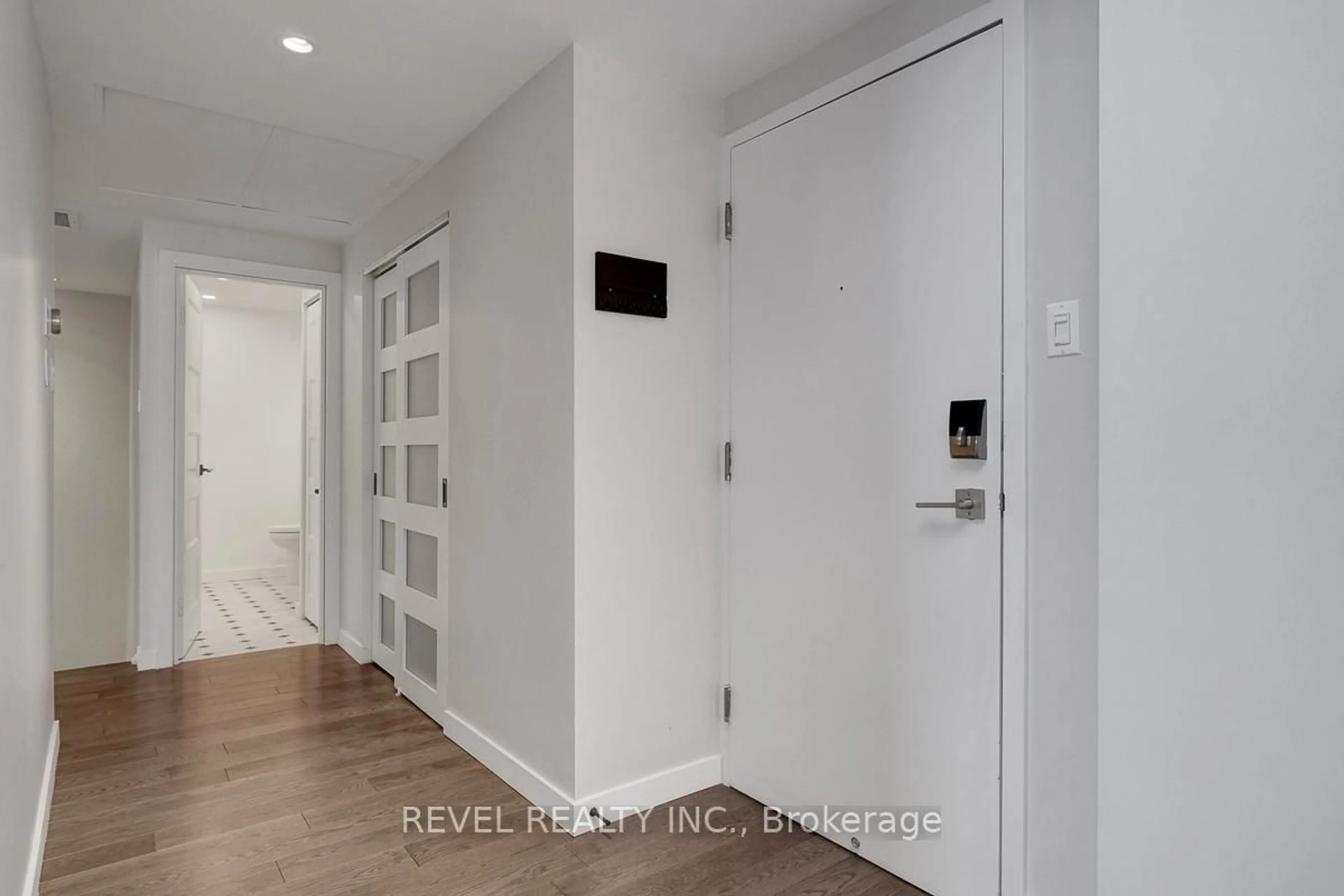 Indoor entryway for 556 Laurier Ave #2101, Ottawa Ontario K1R 7X2