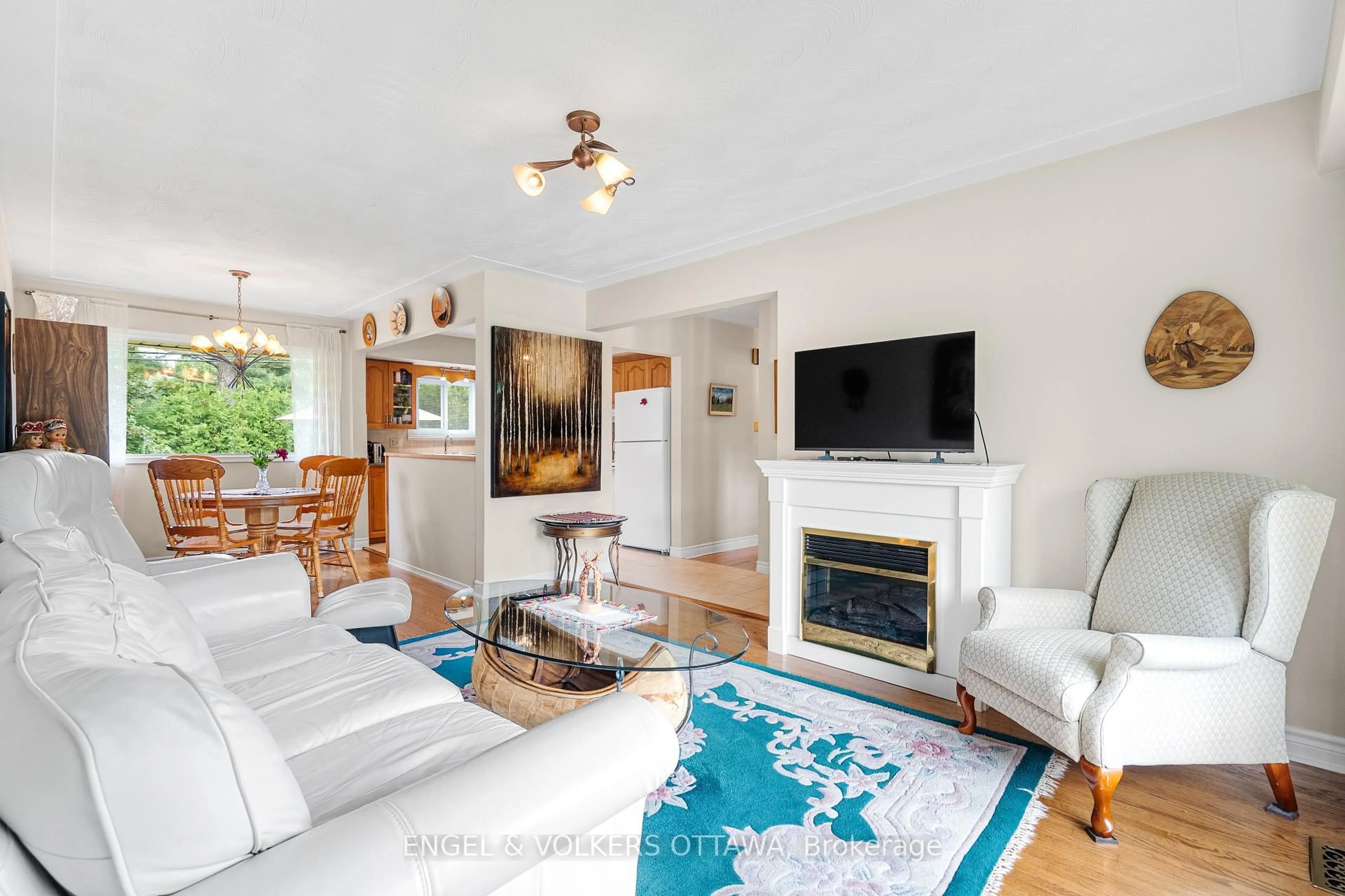Living room with furniture, unknown for 709 Pleasant Park Rd, Ottawa Ontario K1G 1Y3