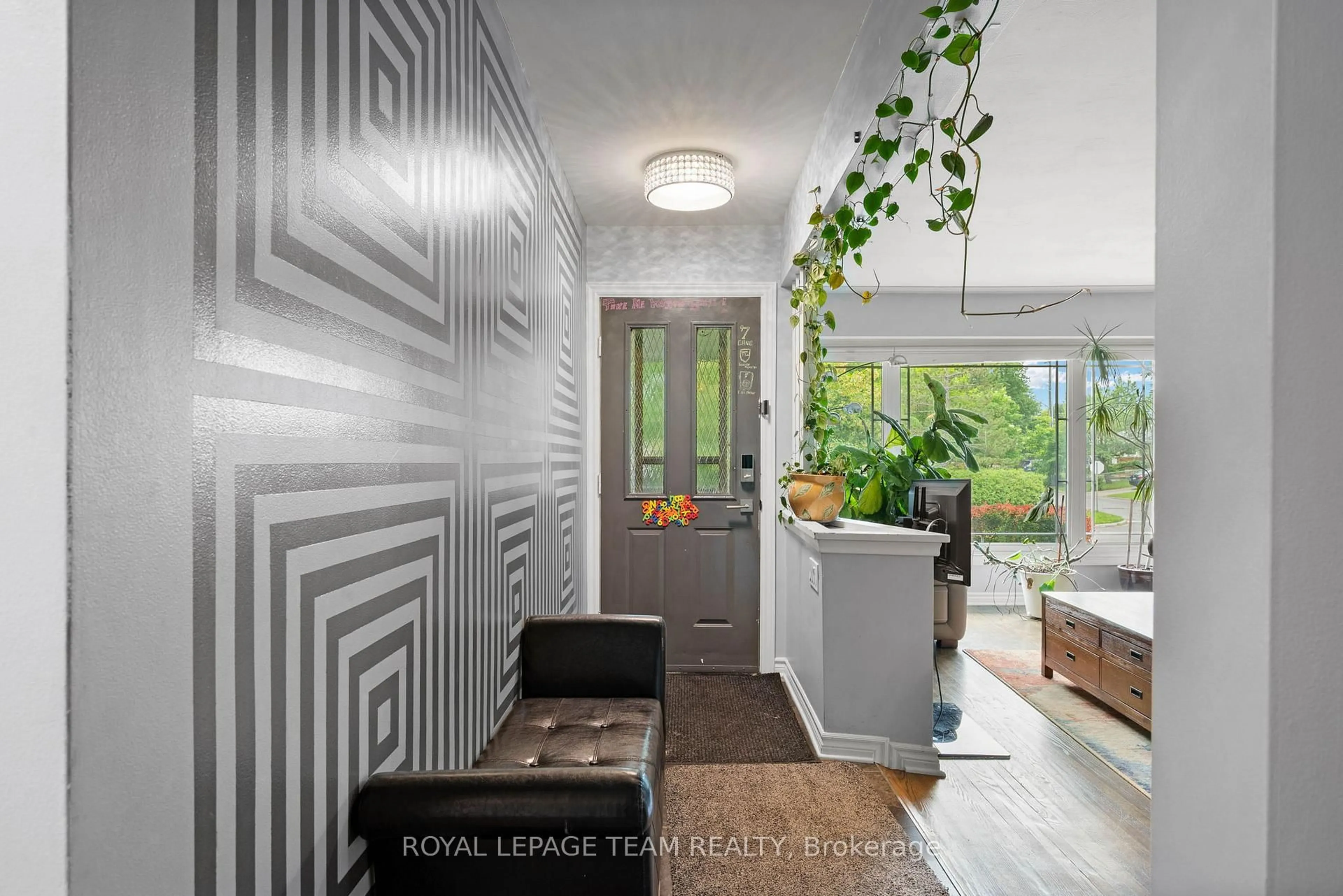 Indoor entryway for 879 PLEASANT PARK Rd, Ottawa Ontario K1G 1Z1