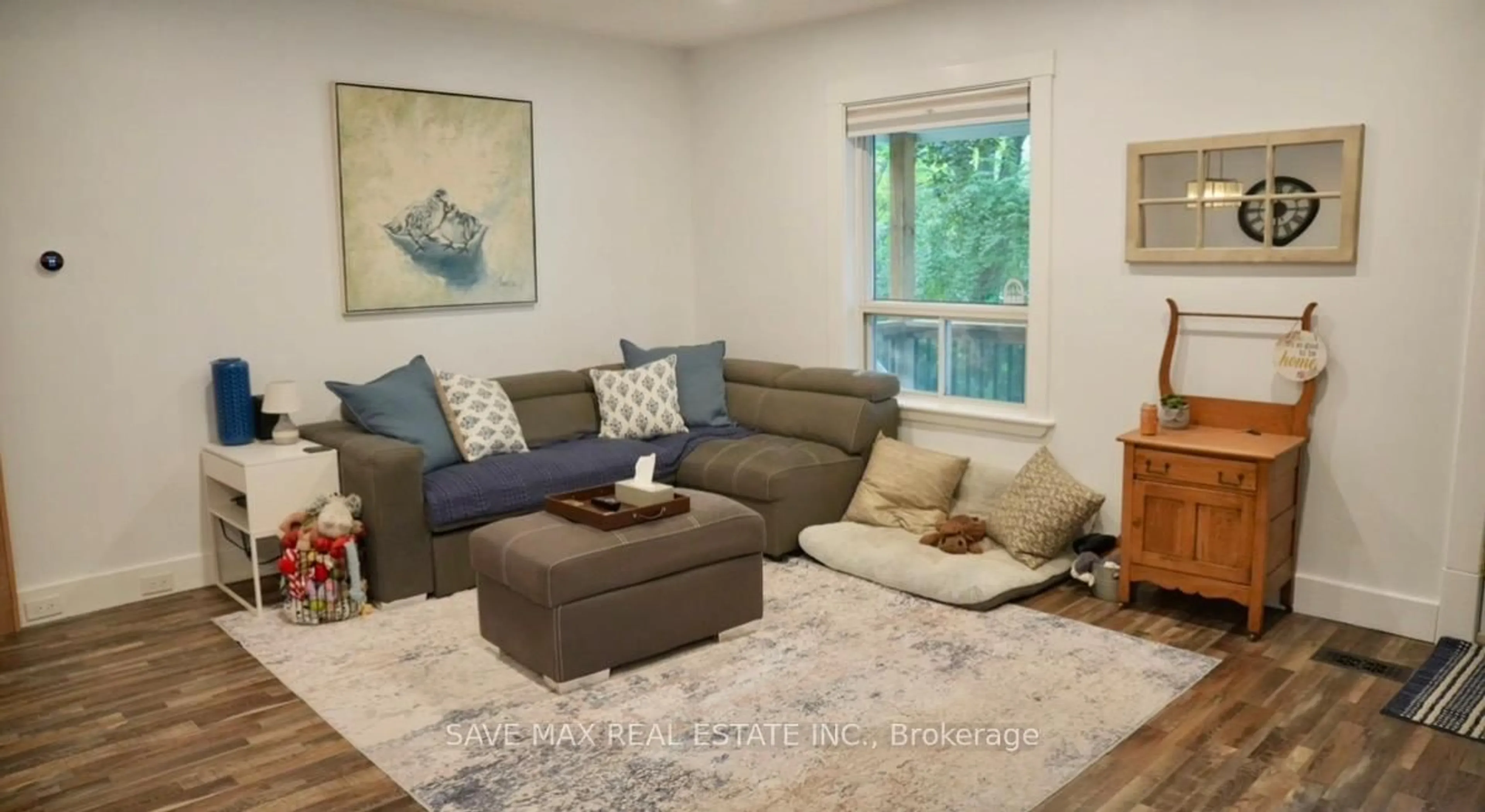Living room with furniture, unknown for 347 Dover St, Cambridge Ontario N3H 1L6