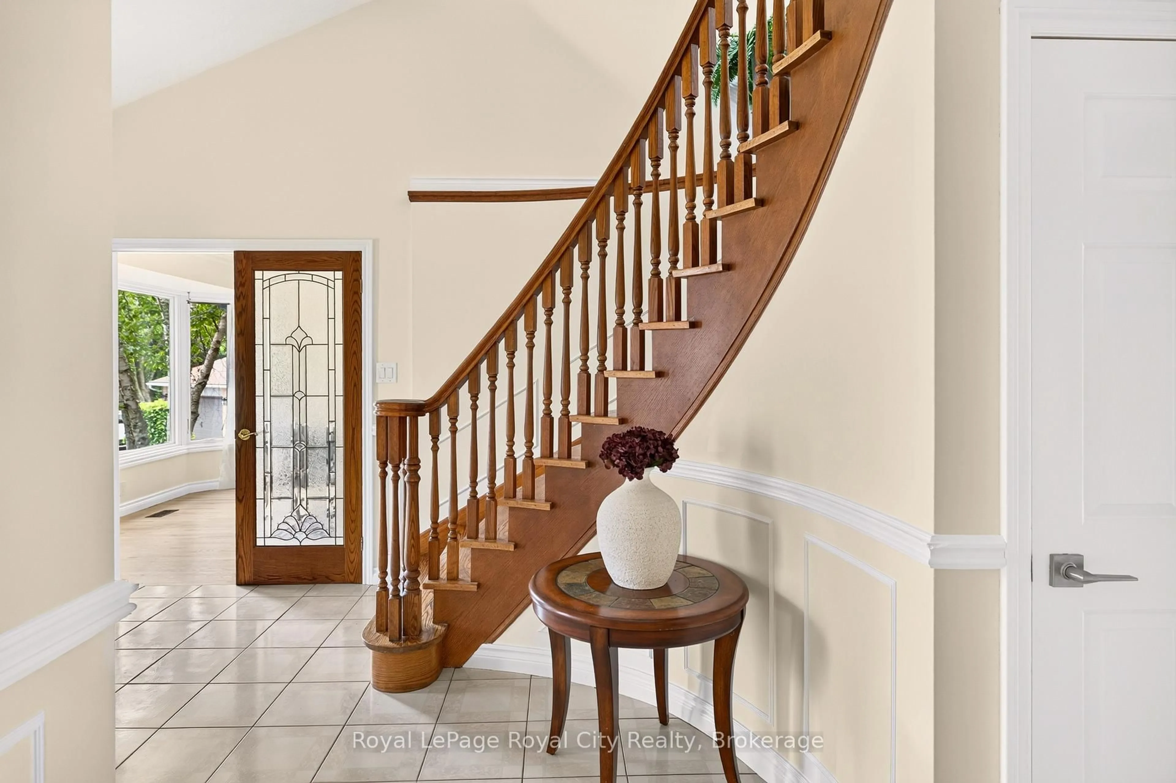 Indoor entryway for 9 Darren Pl, Guelph/Eramosa Ontario N1E 0P1
