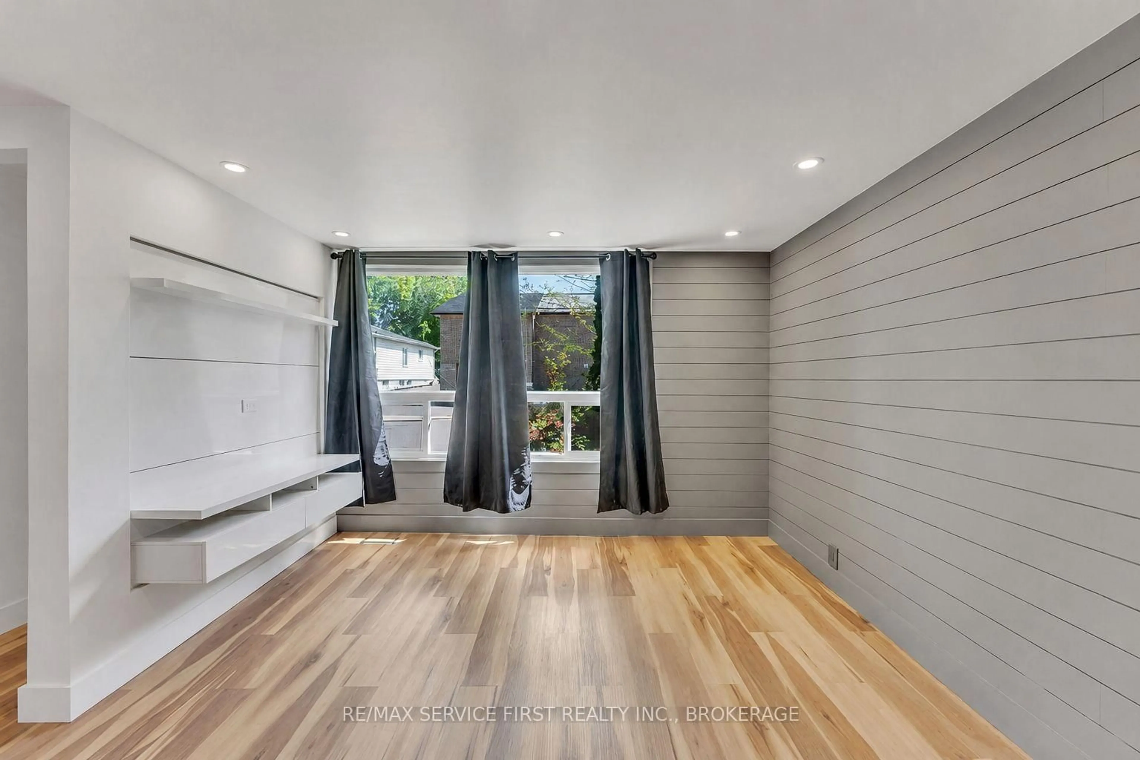 A pic of a room for 211 RAGLAN Rd, Kingston Ontario K7K 1L5