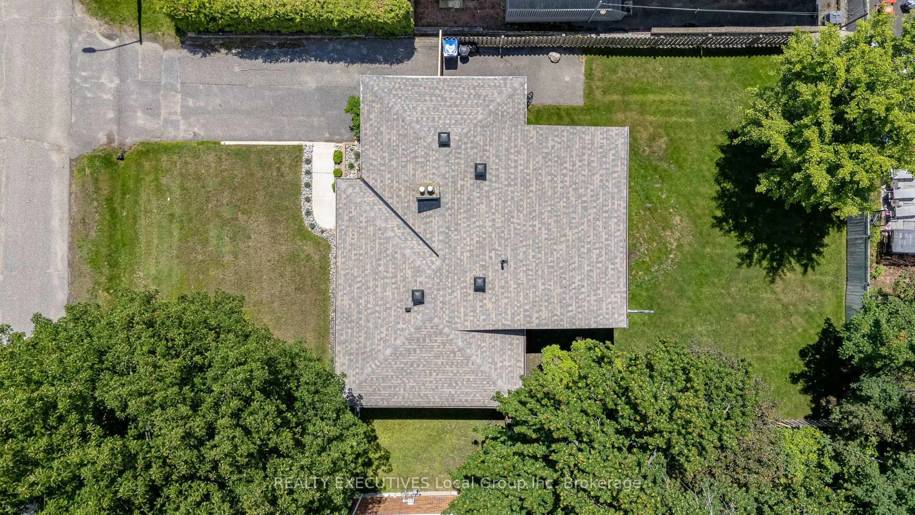 A pic from outside/outdoor area/front of a property/back of a property/a pic from drone, street for 1452 PINEGROVE Cres, North Bay Ontario P1B 4P8