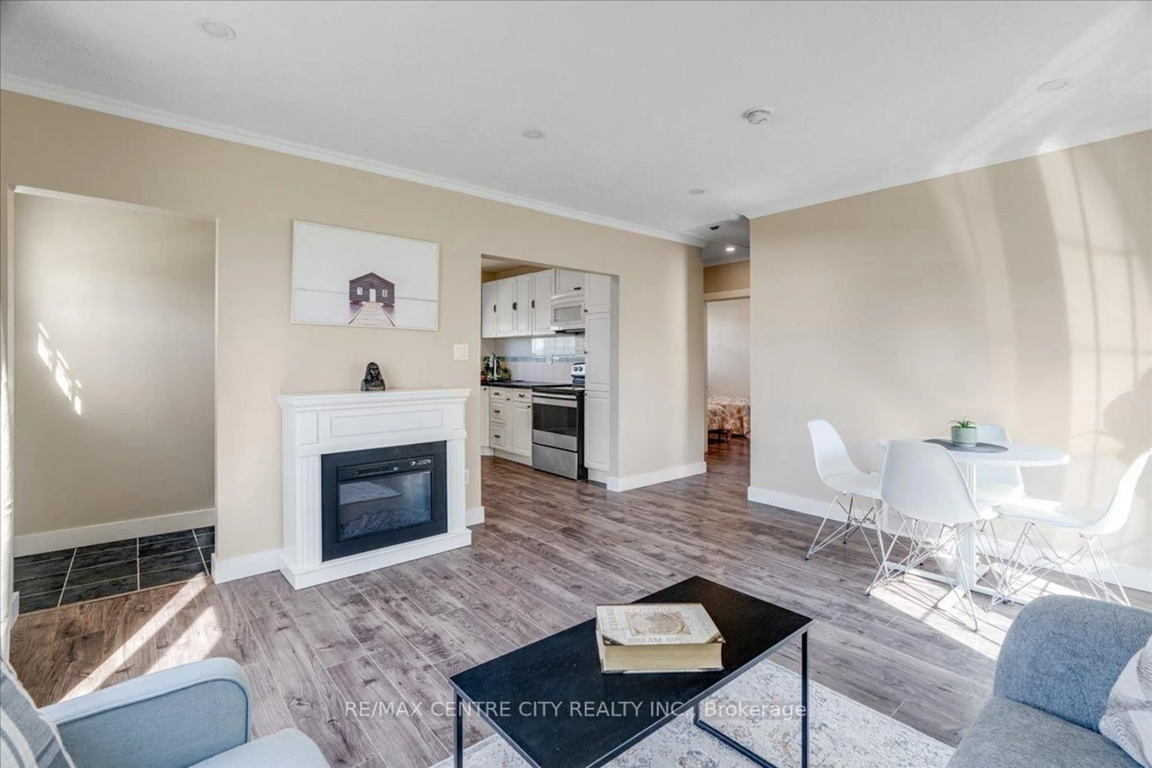 Living room with furniture, unknown for 359 Albert St, Strathroy-Caradoc Ontario N7G 1W4