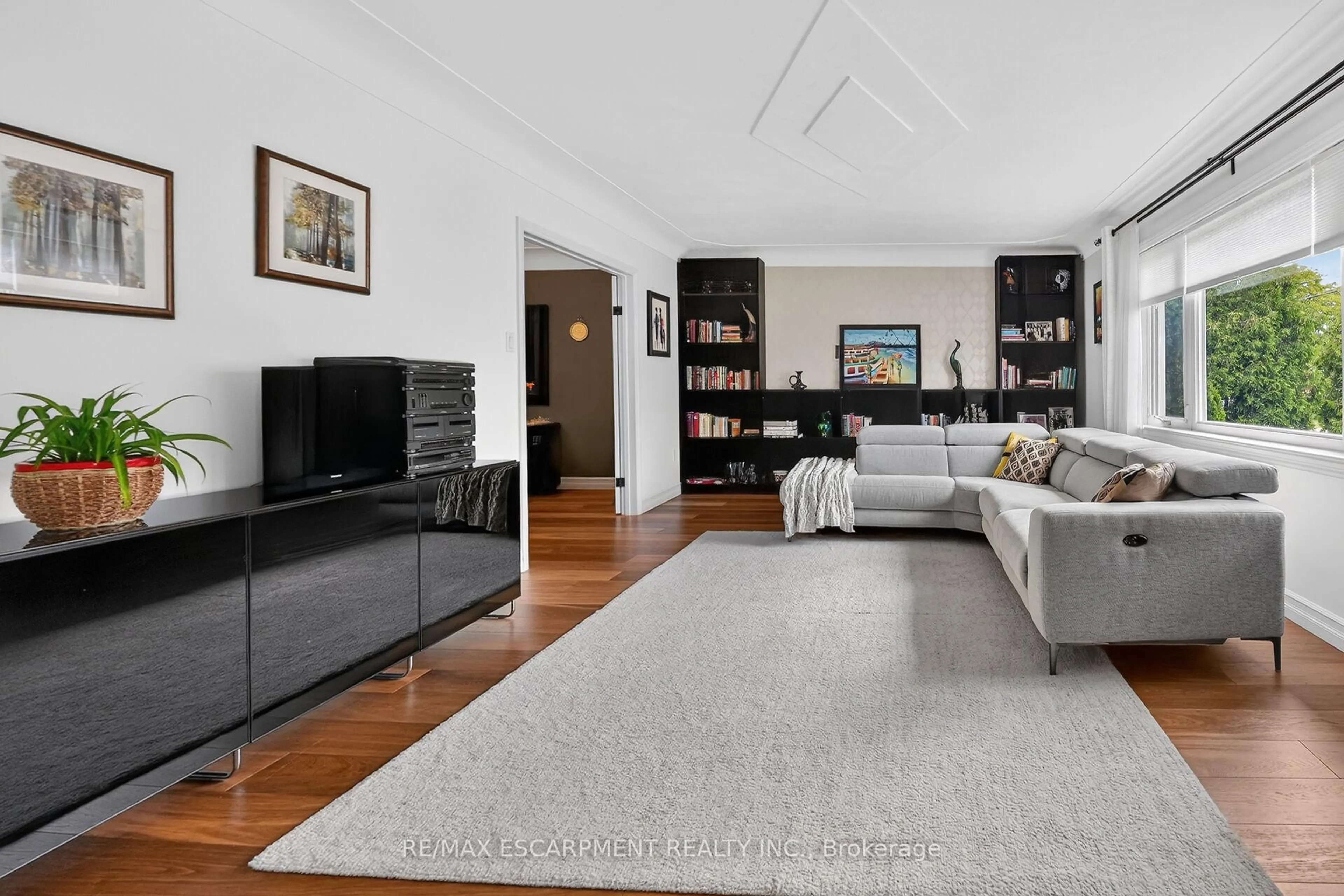 Living room with furniture, unknown for 55 Glenview Dr, Hamilton Ontario L8G 2L5