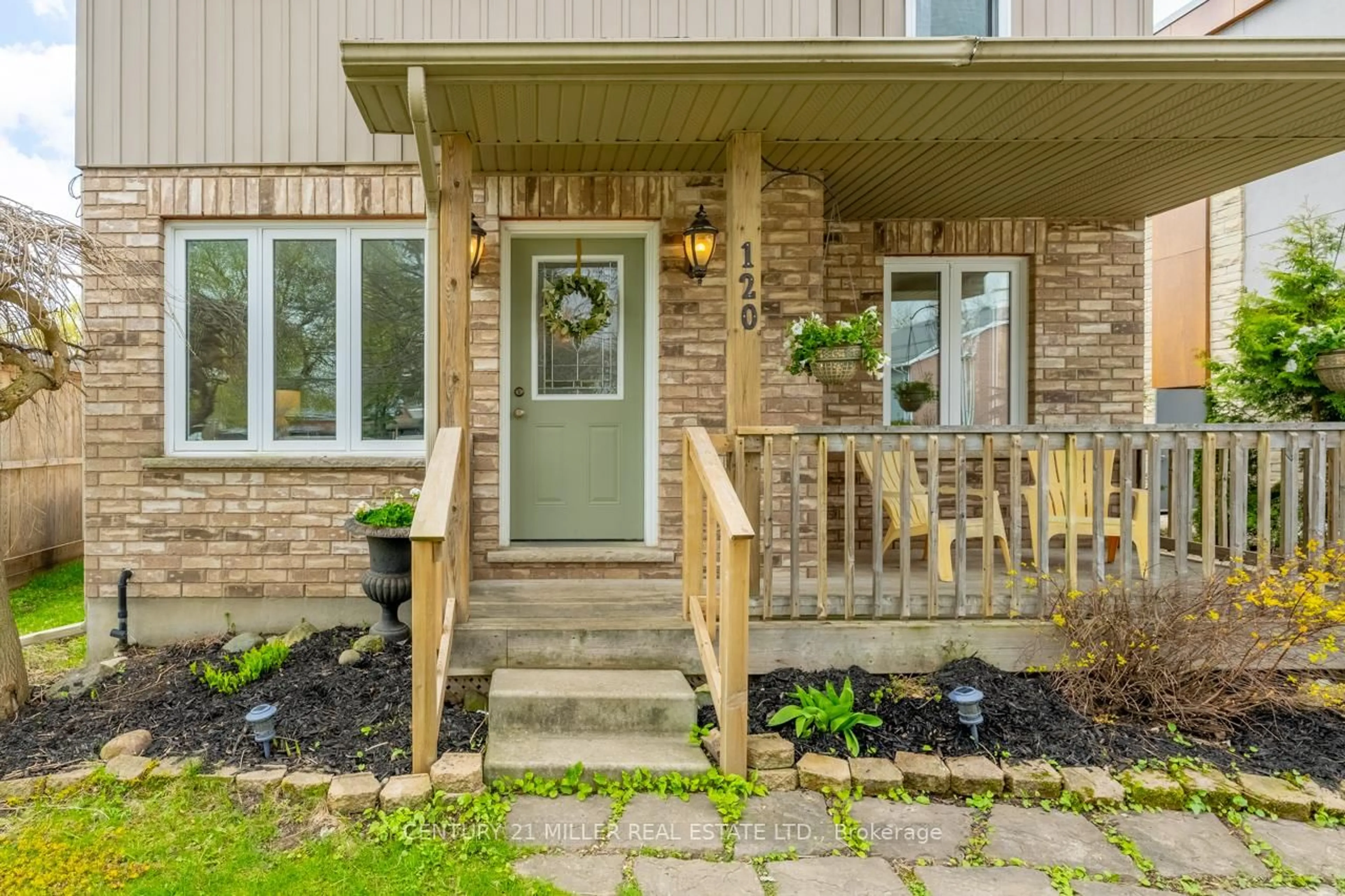 Indoor entryway for 120 Charles St, Wellington North Ontario N0G 1A0
