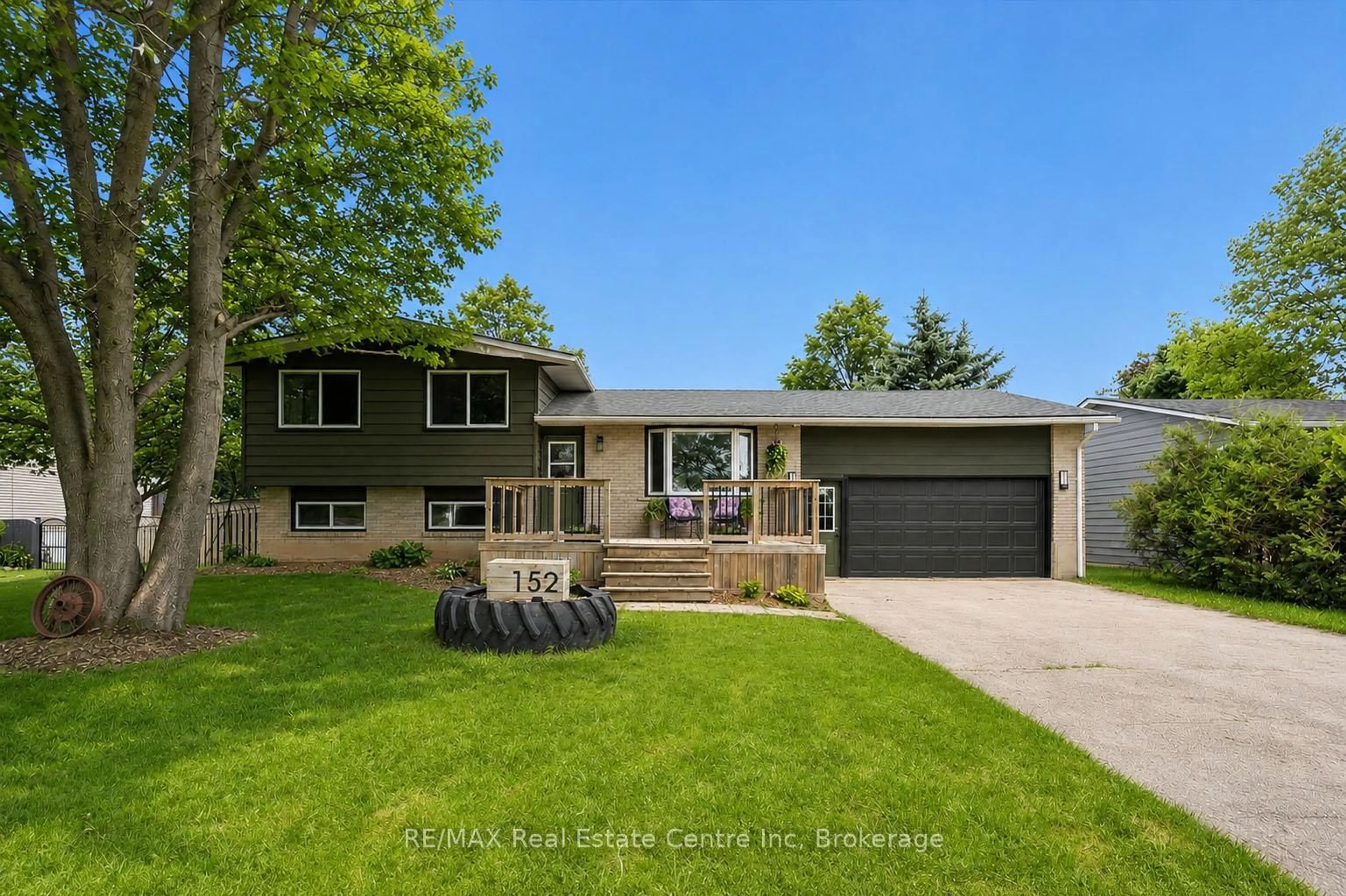 Home with vinyl exterior material, street for 152 WELLINGTON ROAD 7, Centre Wellington Ontario N0B 1S0