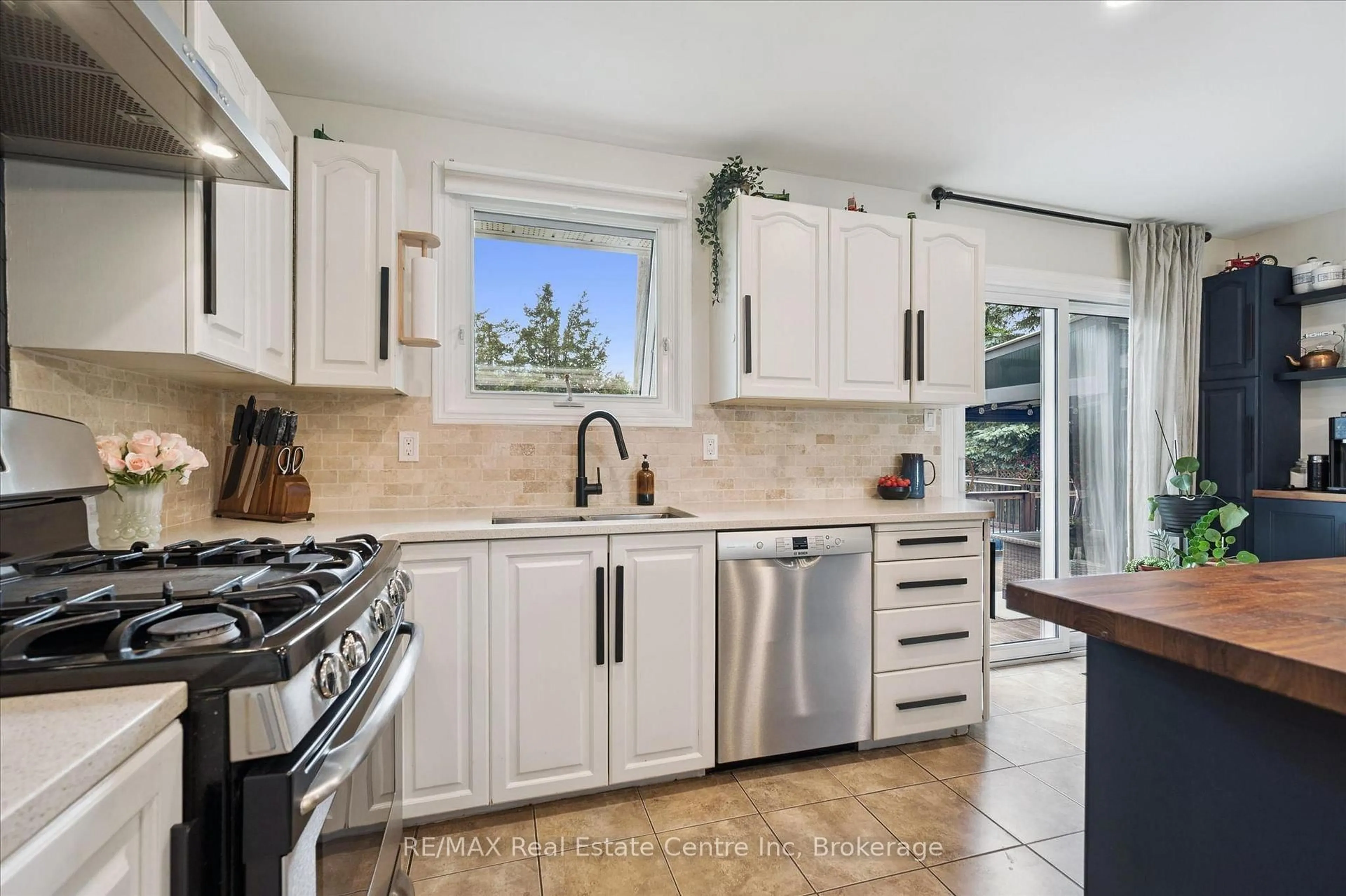 Open concept kitchen, ceramic/tile floor for 152 WELLINGTON ROAD 7, Centre Wellington Ontario N0B 1S0