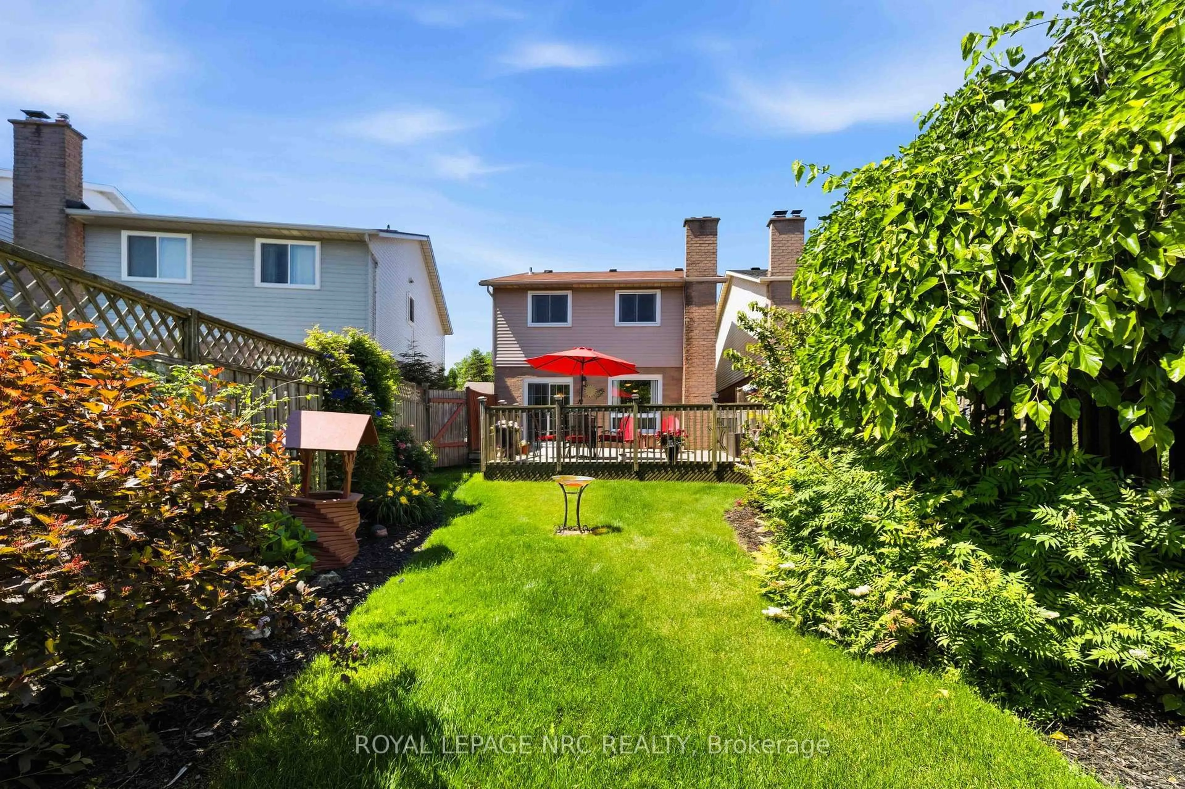 A pic from outside/outdoor area/front of a property/back of a property/a pic from drone, street for 7 Naples Crt, Thorold Ontario L2V 4S7