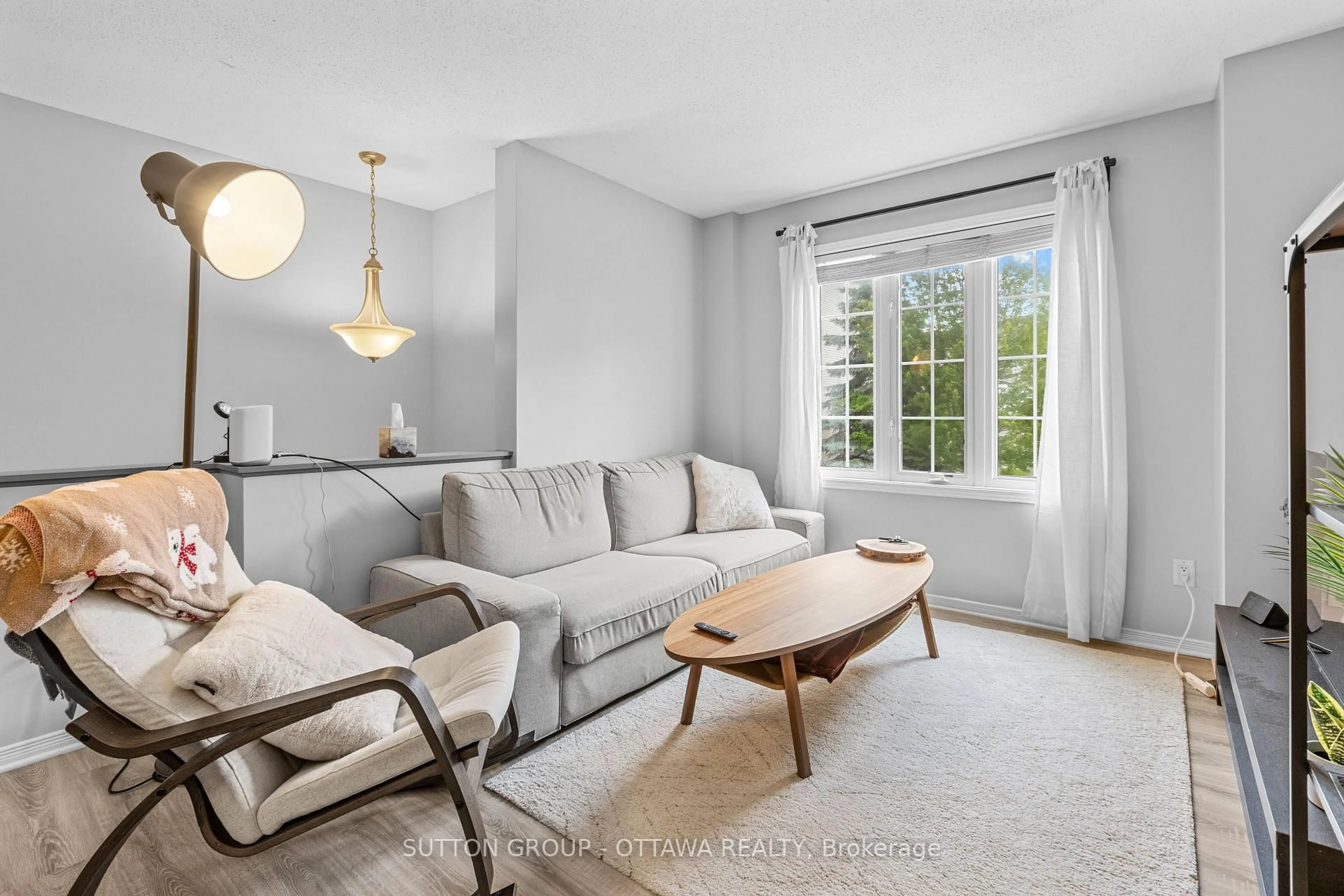 Living room with furniture, unknown for 318 Gotham Private, Ottawa Ontario K2C 4G7