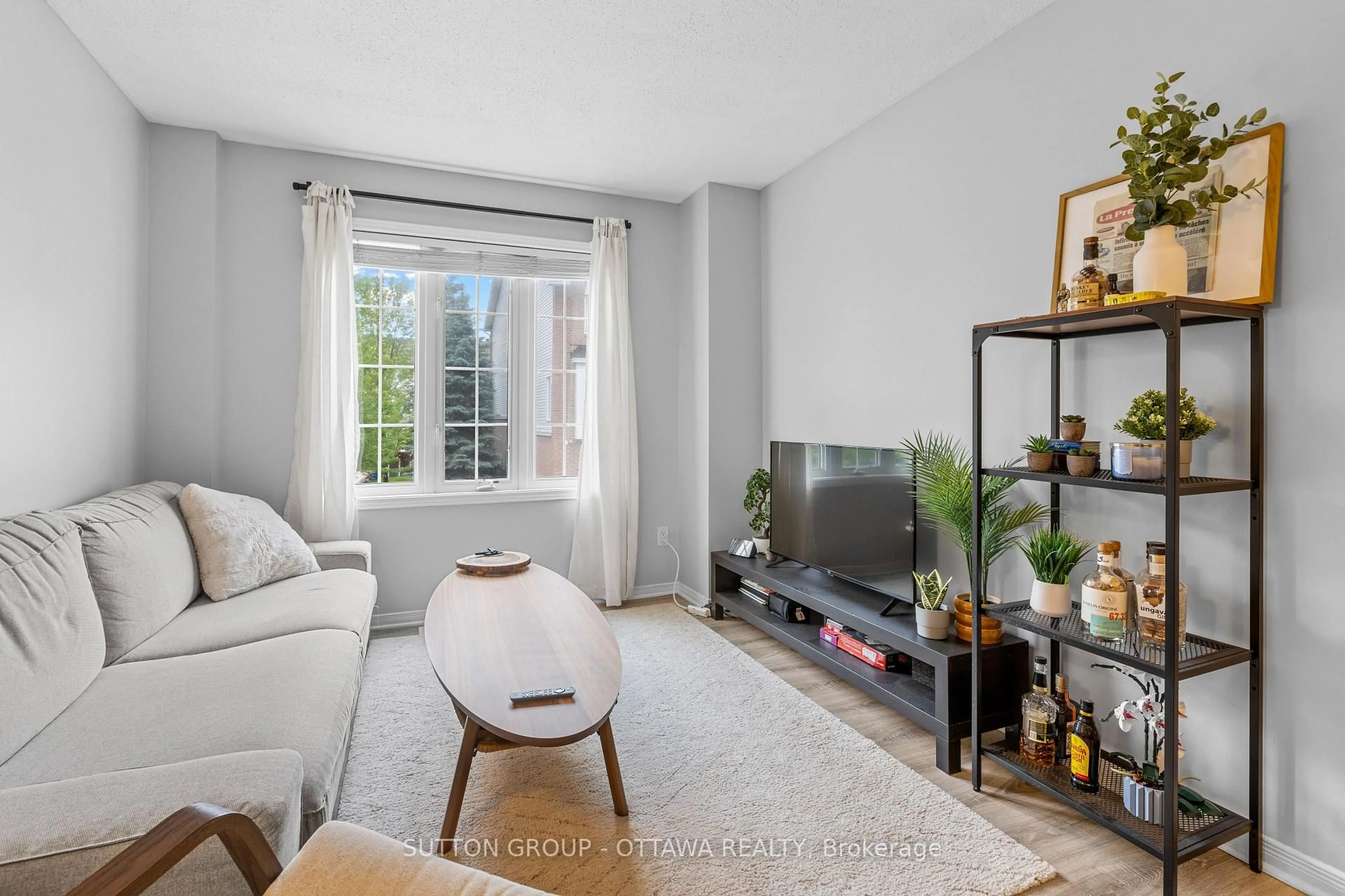 Living room with furniture, unknown for 318 Gotham Private, Ottawa Ontario K2C 4G7