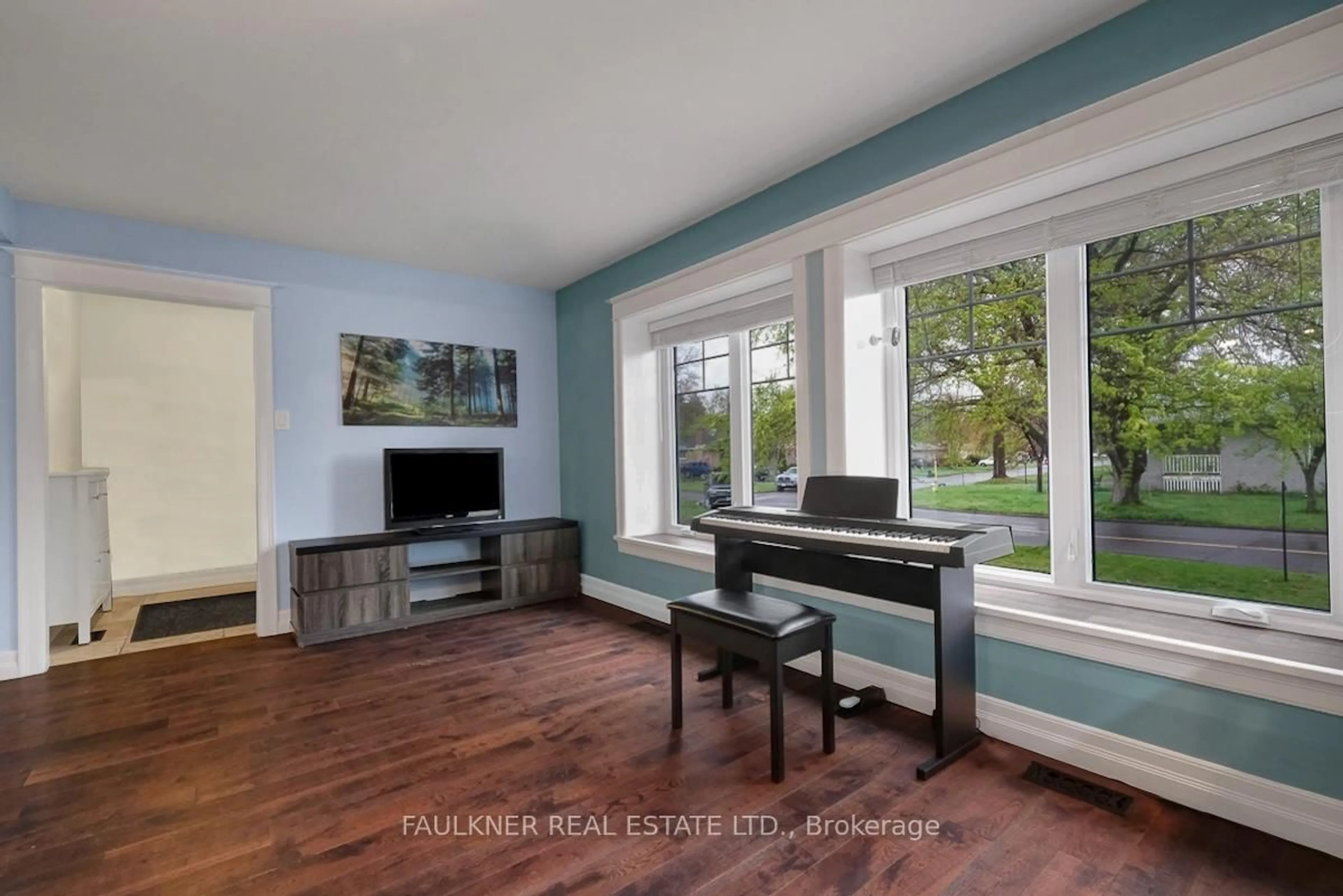 Living room with furniture, wood/laminate floor for 1304 Adirondack Dr, Ottawa Ontario K2C 2V3