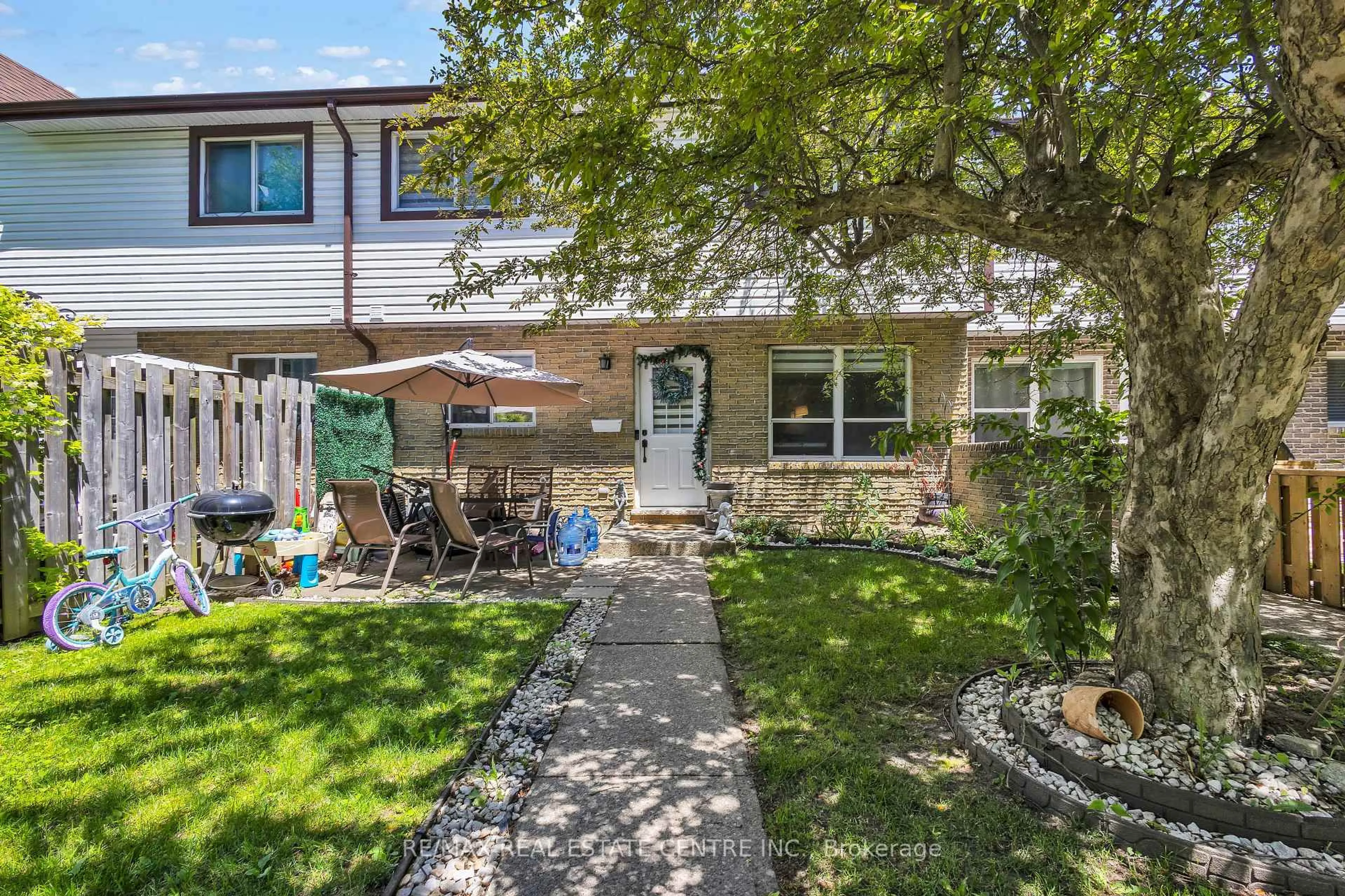 Patio, street for 375 Pioneer Dr #7, Kitchener Ontario N2P 1L8