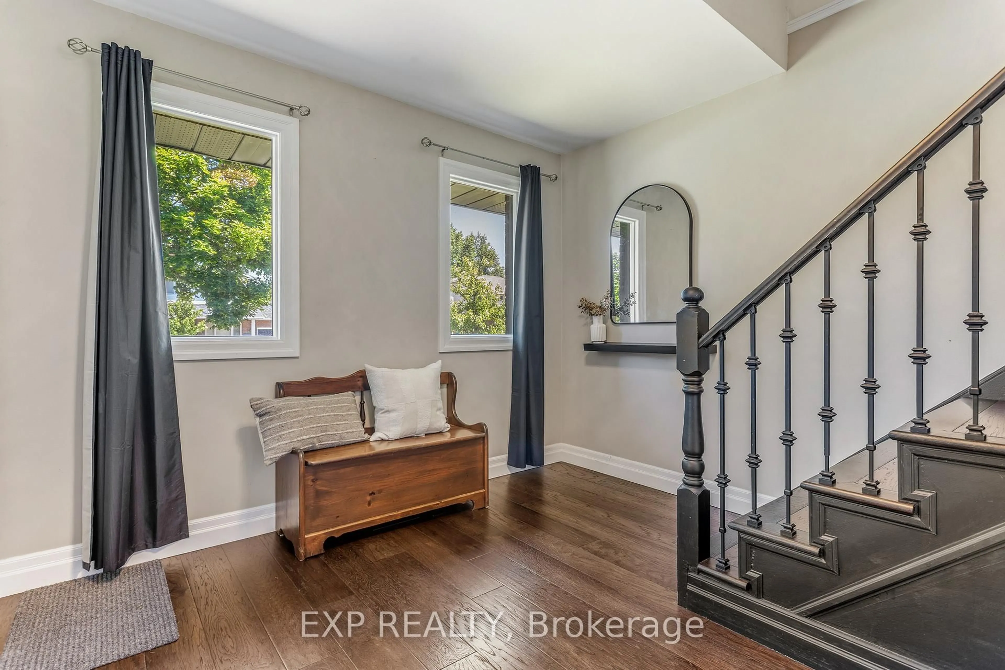 Indoor entryway for 4512 Cedarbrook Lane, Lincoln Ontario L3J 0B2