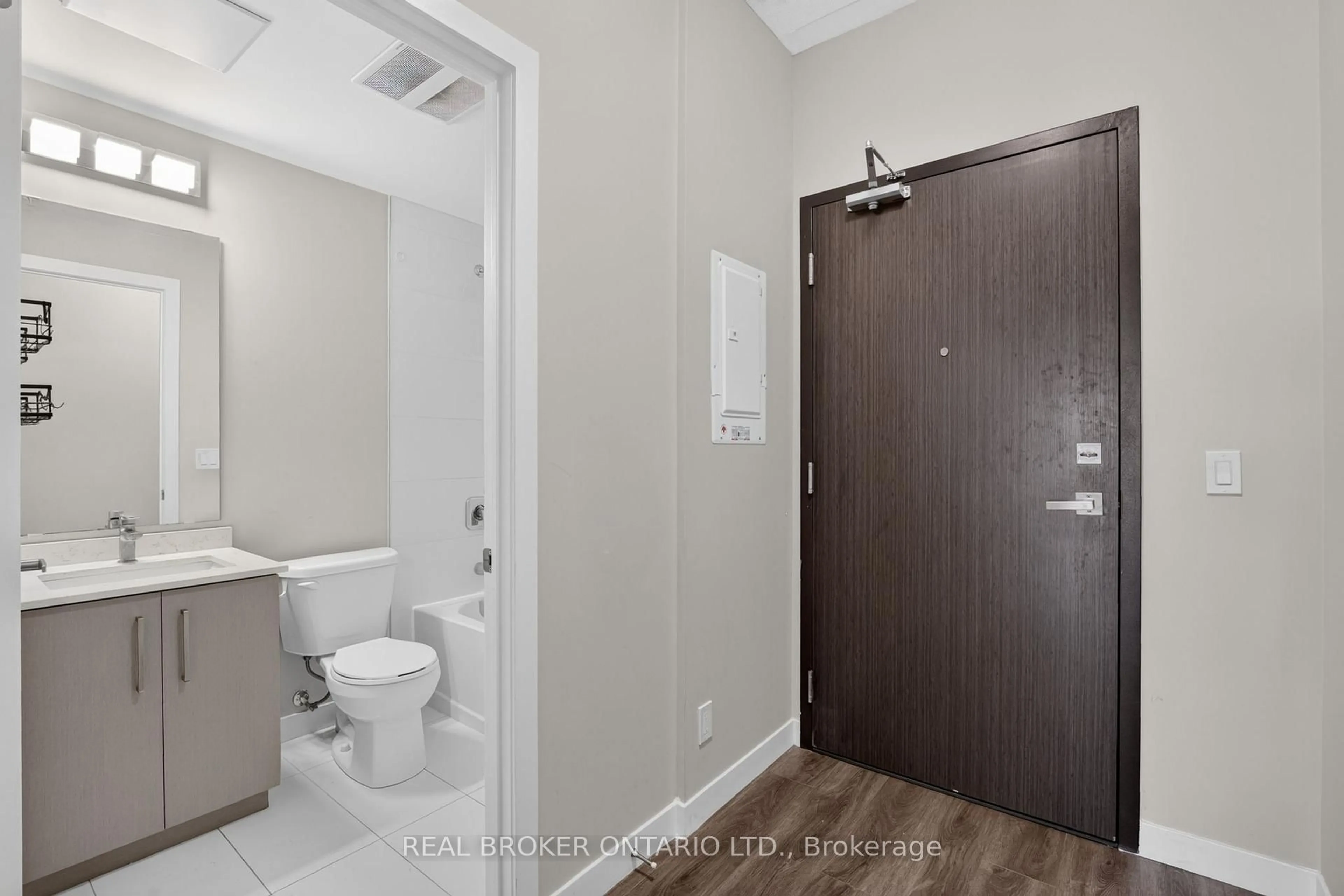 Standard bathroom, unknown for 15 Queen St #1206, Hamilton Ontario L8P 0C6
