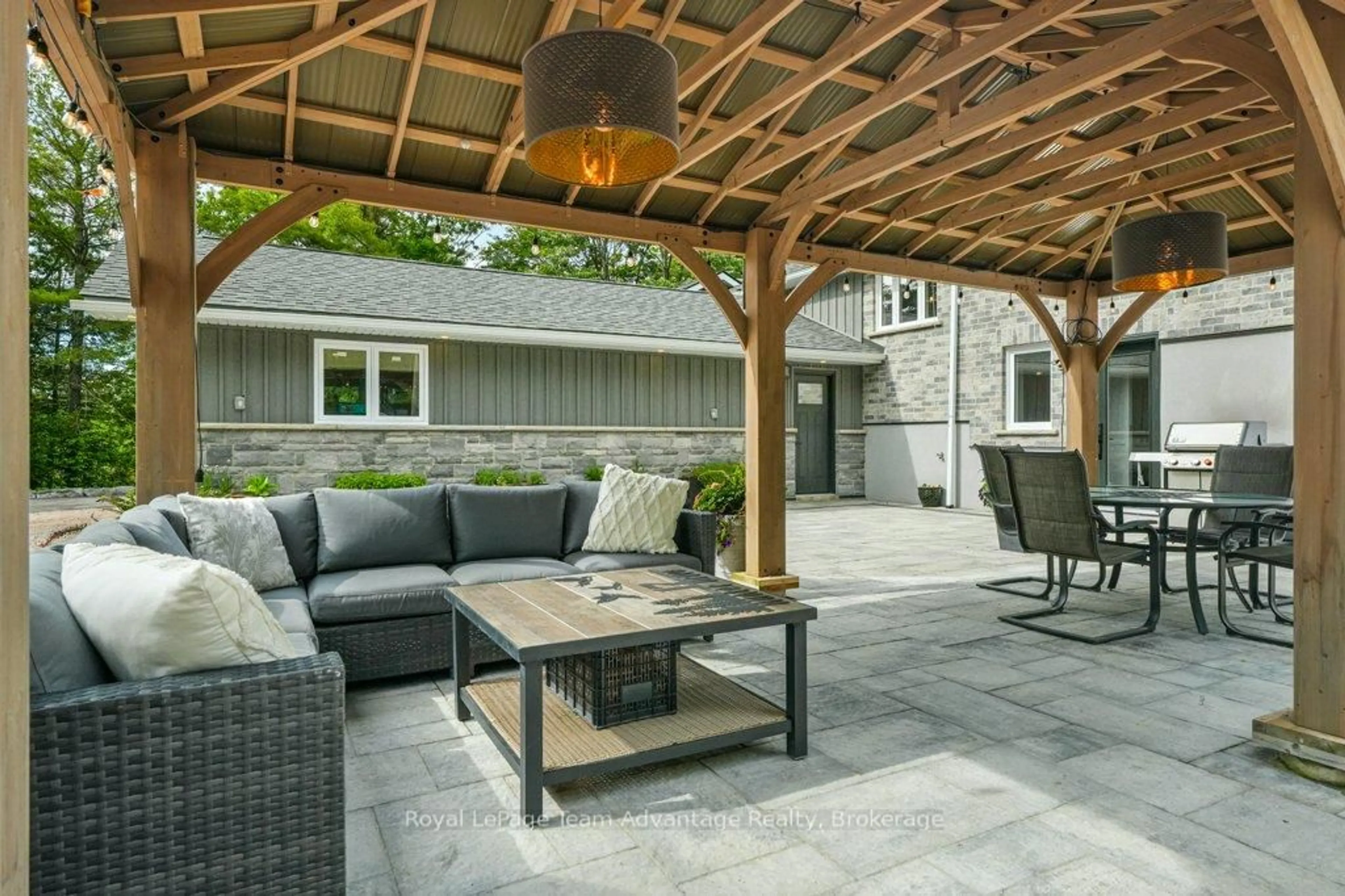 Patio, street for 17 Hunter Dr, Seguin Ontario P2A 0B2