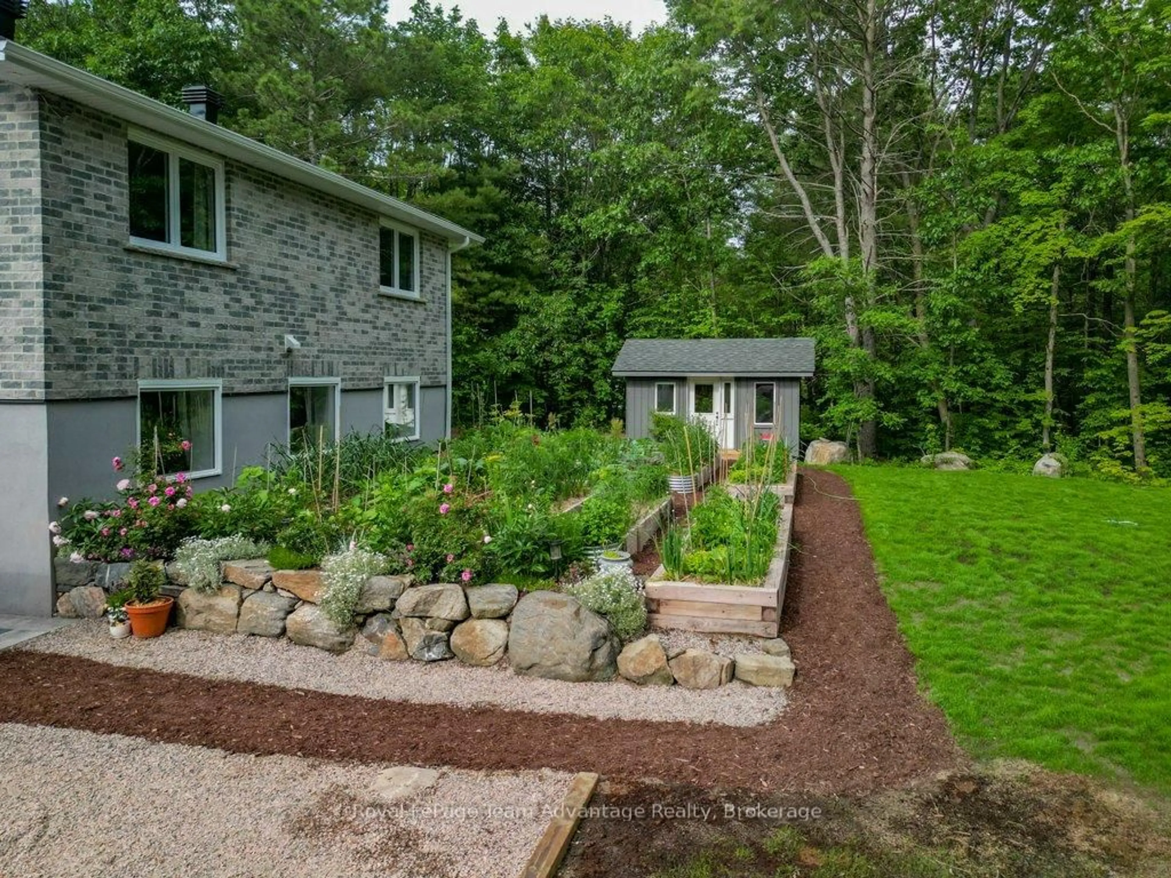 A pic from outside/outdoor area/front of a property/back of a property/a pic from drone, street for 17 Hunter Dr, Seguin Ontario P2A 0B2