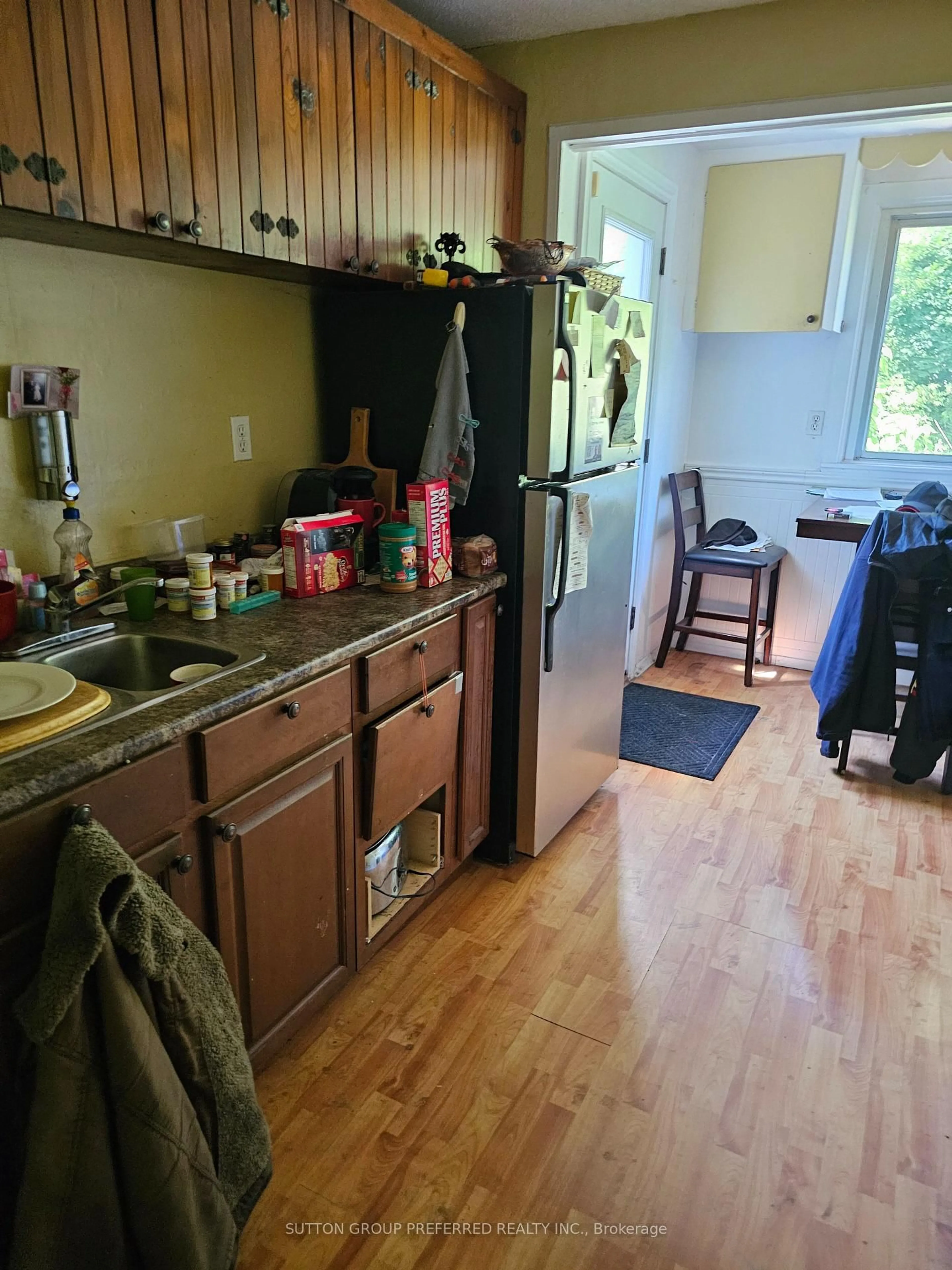 Standard kitchen, unknown for 73 Glenwood Ave, London East Ontario N5Z 2P7
