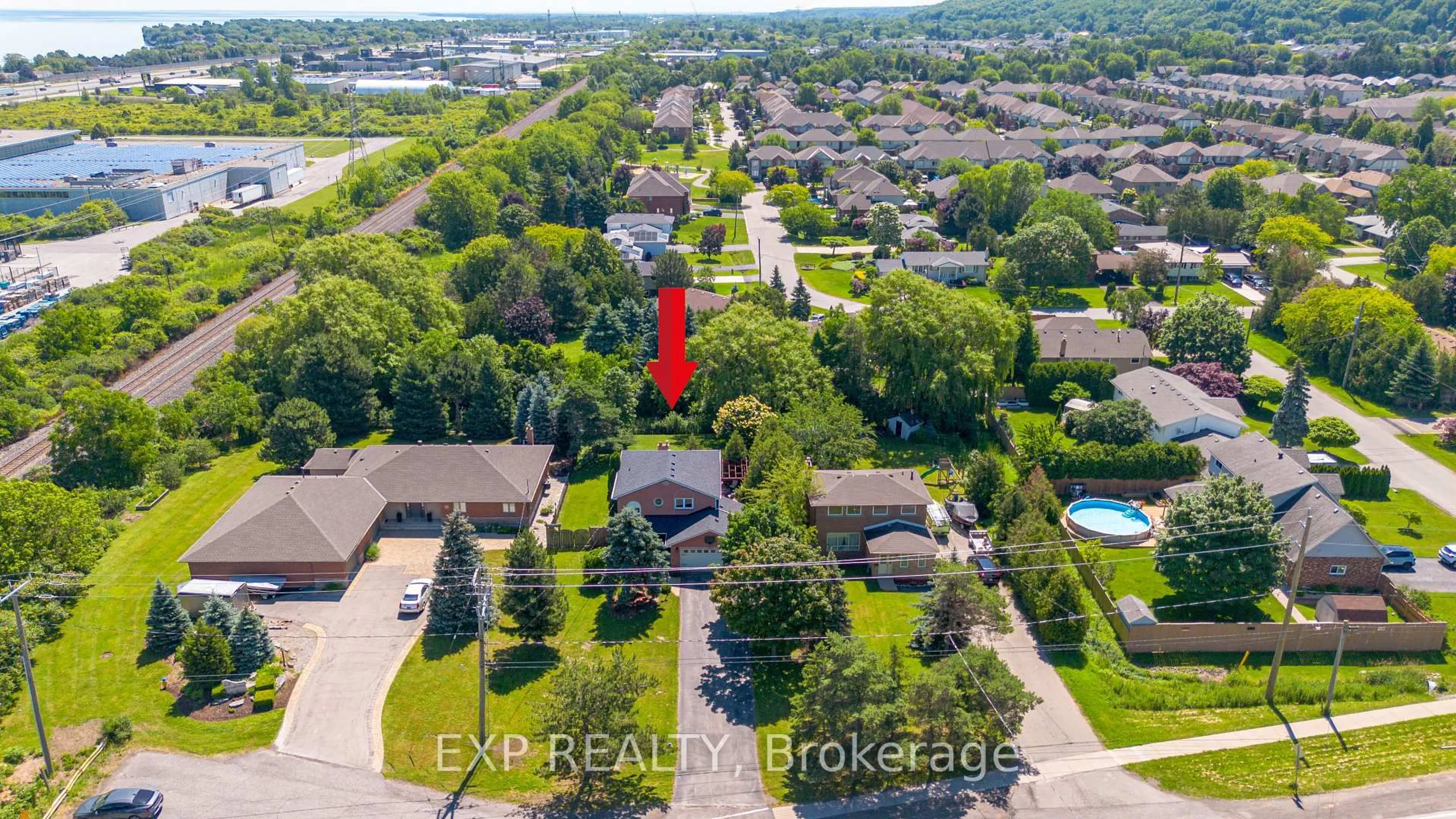 A pic from outside/outdoor area/front of a property/back of a property/a pic from drone, street for 66 Casablanca Blvd, Grimsby Ontario L3M 4S7