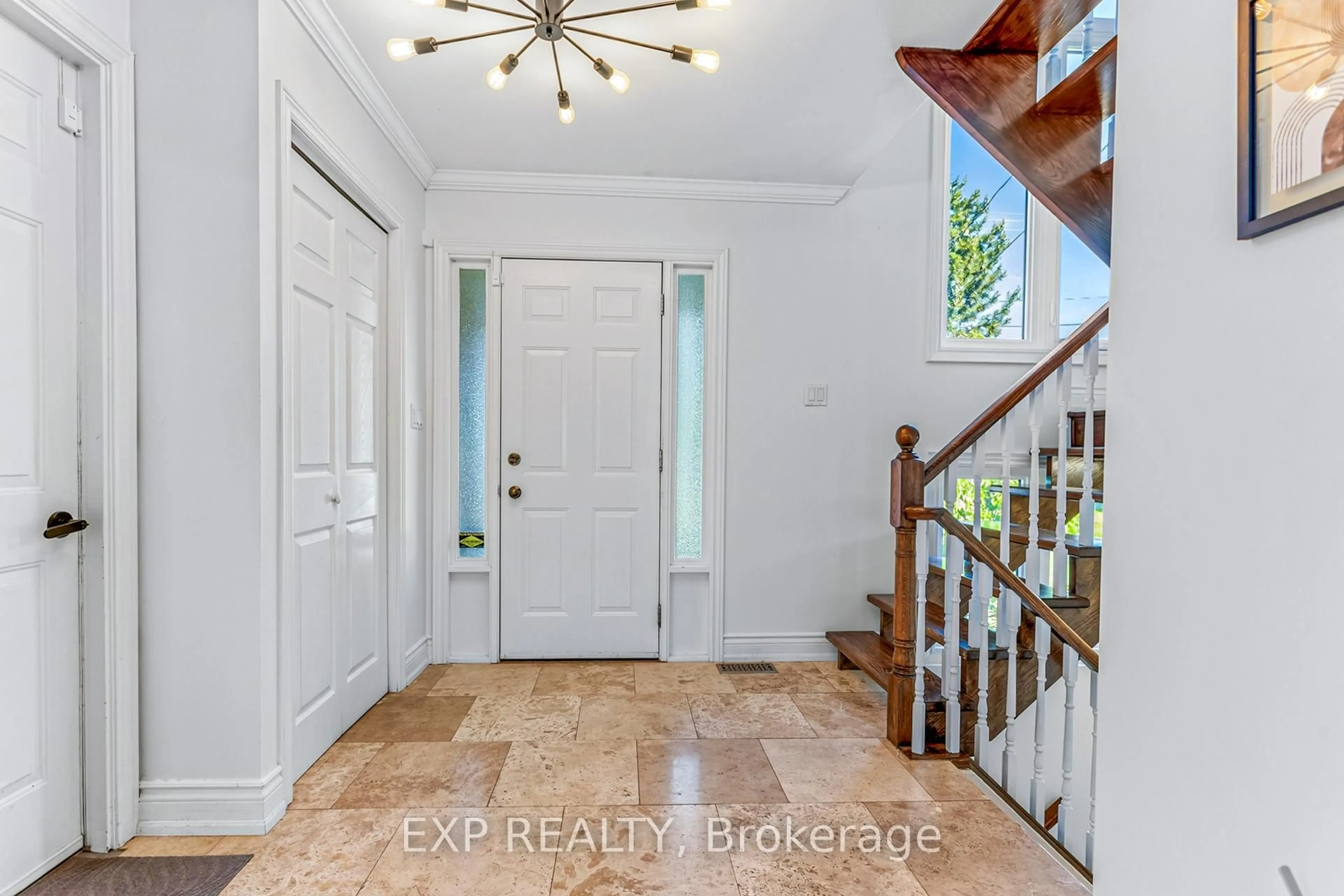 Indoor entryway for 66 Casablanca Blvd, Grimsby Ontario L3M 4S7