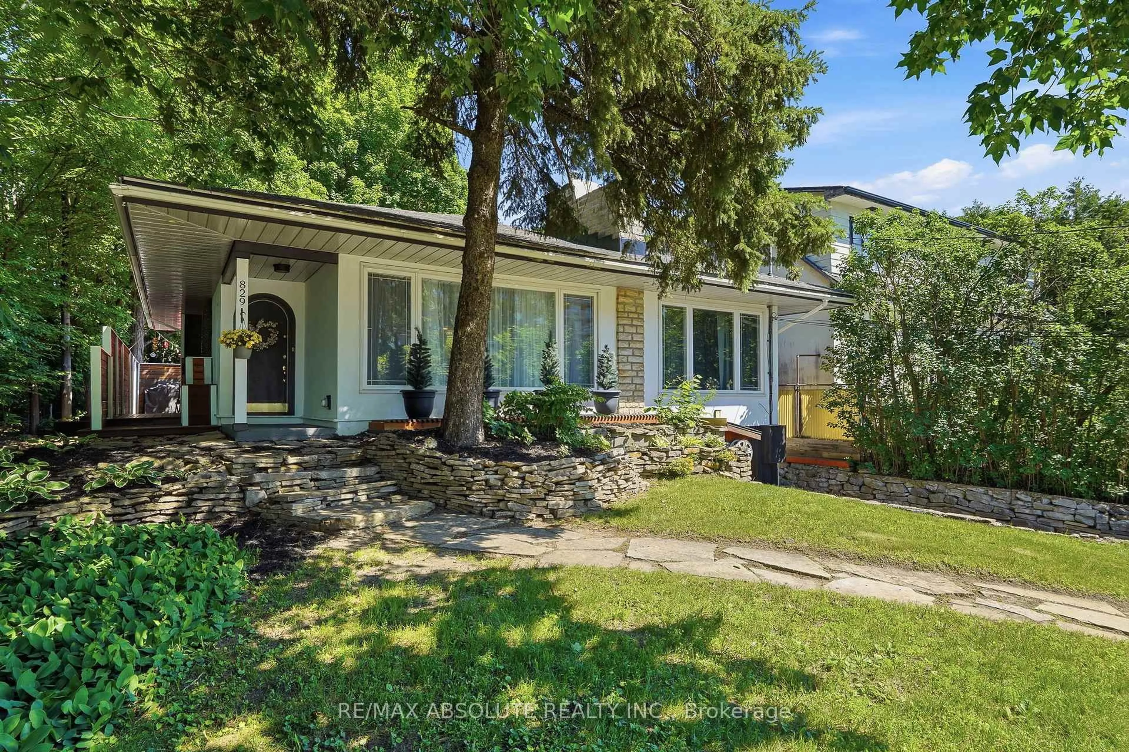 A pic from outside/outdoor area/front of a property/back of a property/a pic from drone, street for 829 Montreal Rd, Ottawa Ontario K1K 0S9