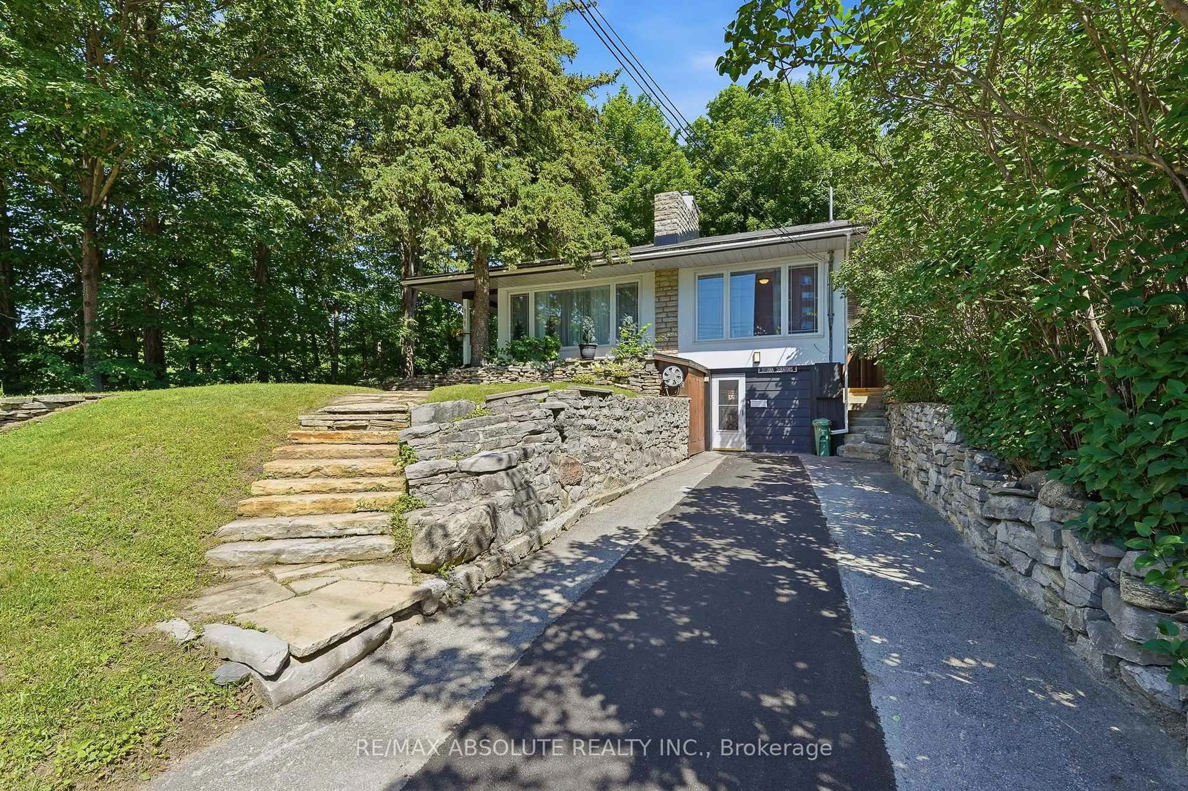 A pic from outside/outdoor area/front of a property/back of a property/a pic from drone, street for 829 Montreal Rd, Ottawa Ontario K1K 0S9