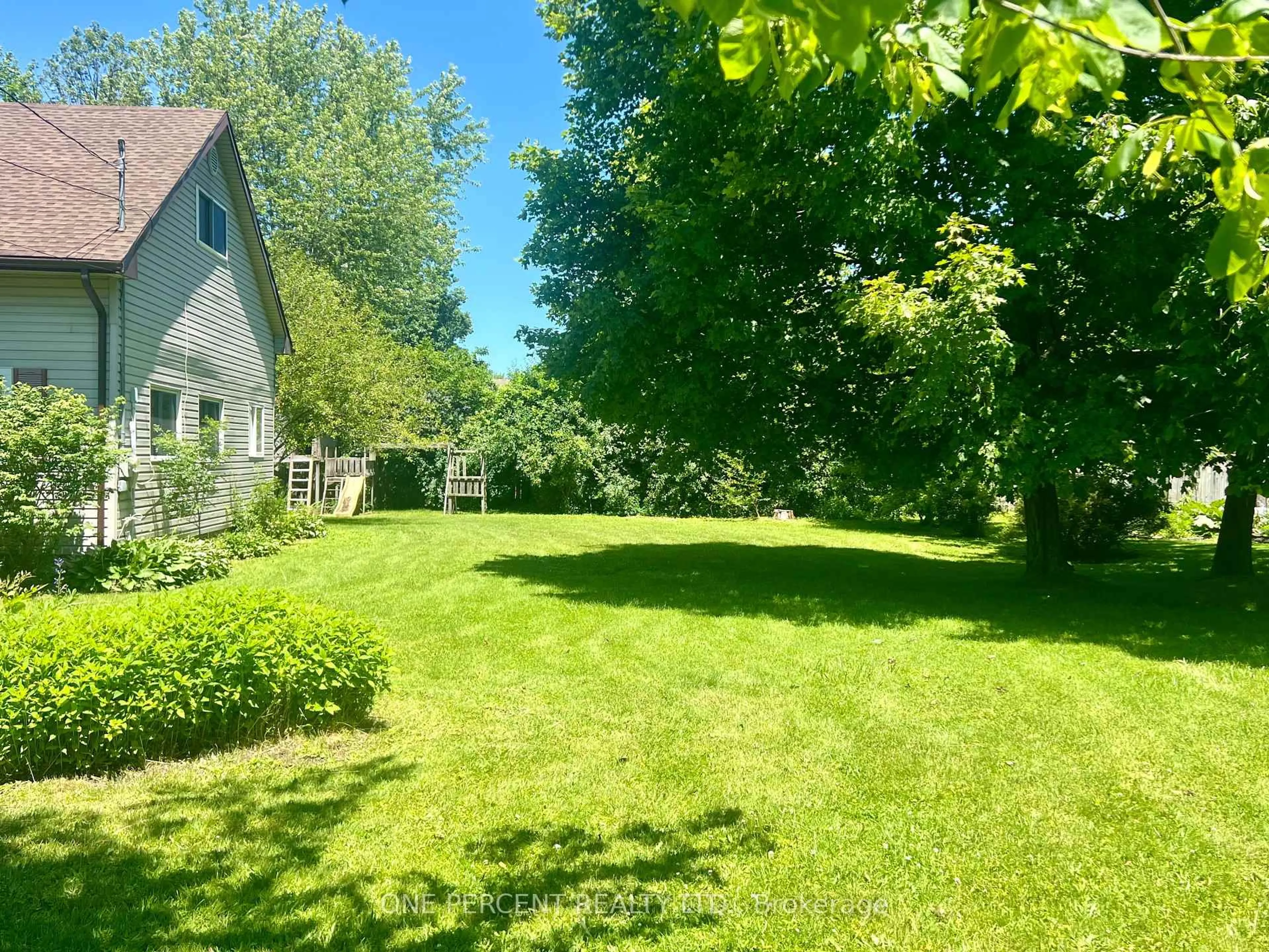 A pic from outside/outdoor area/front of a property/back of a property/a pic from drone, unknown for 3050 Jewell Ave, Fort Erie Ontario L0S 1N0