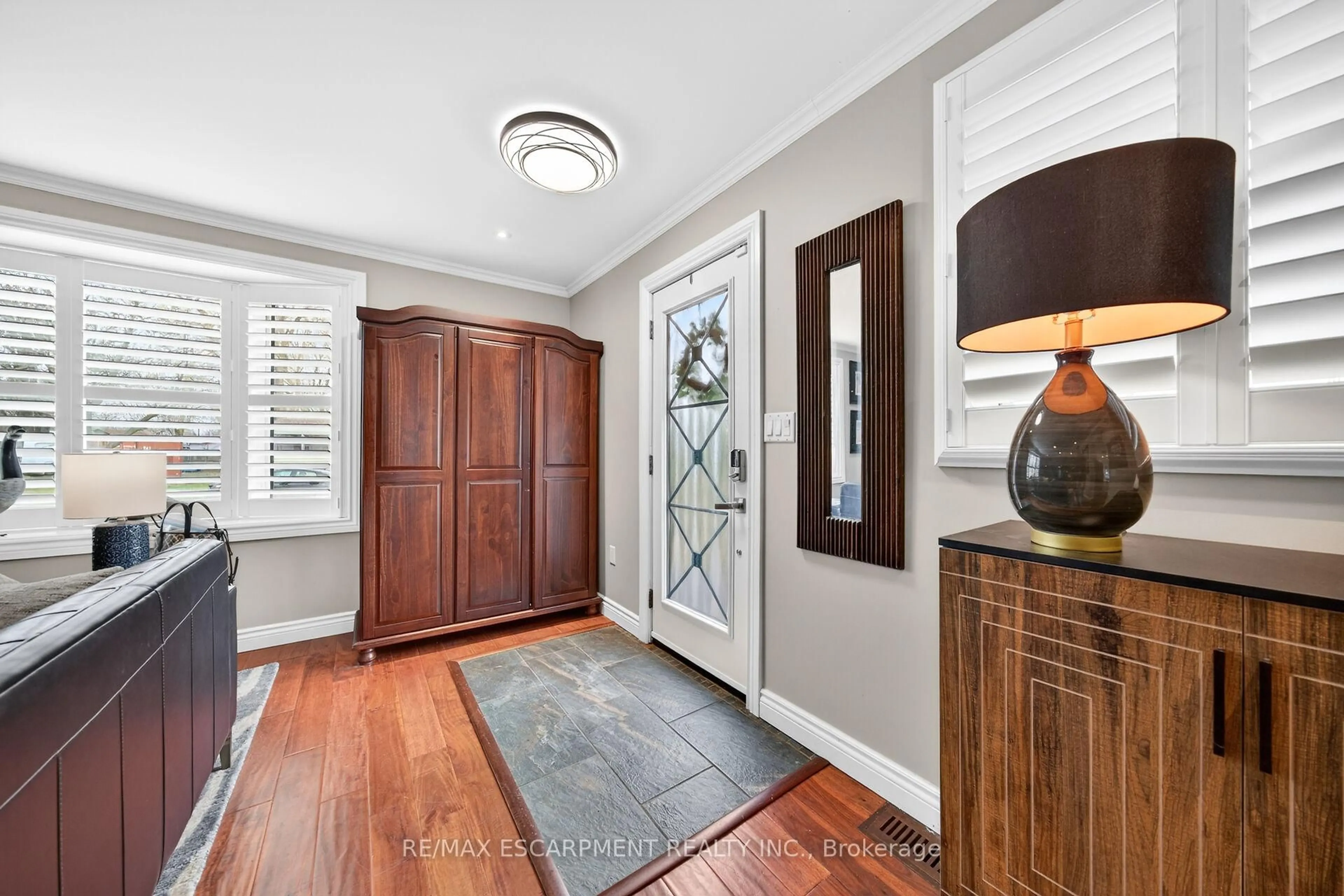 Indoor entryway for 108 Lakeside Dr, Haldimand Ontario N0A 1L0