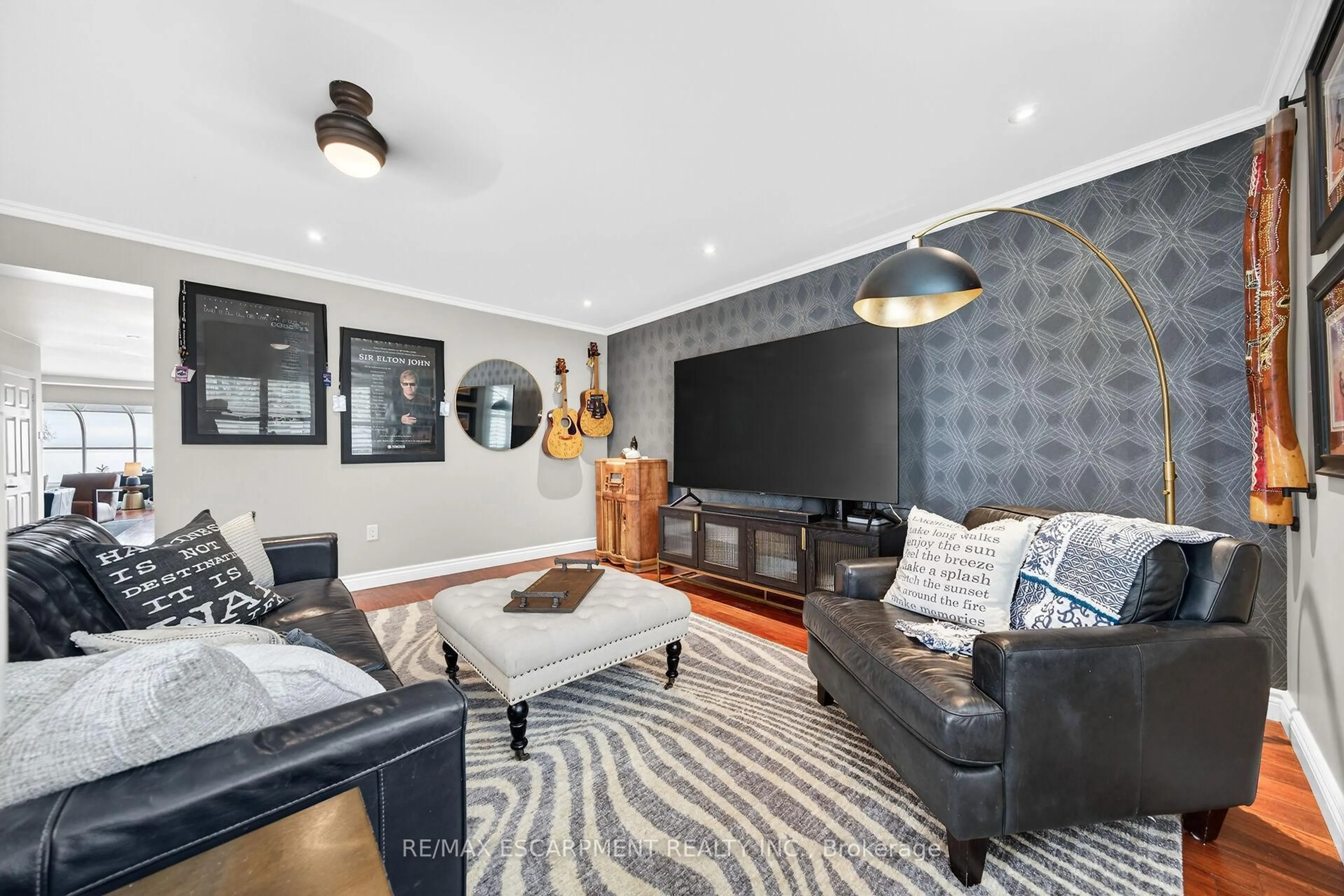 Living room with furniture, unknown for 108 Lakeside Dr, Haldimand Ontario N0A 1L0