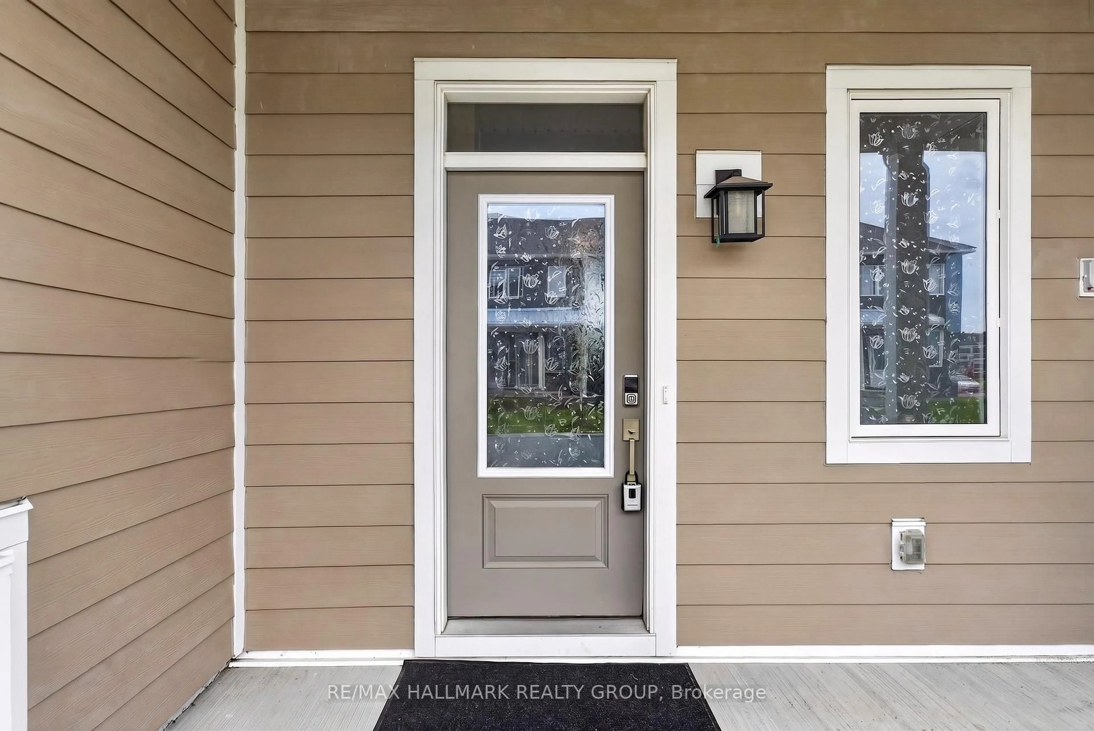 Indoor entryway for 627 Alopex Row, Richmond Ontario K0A 2Z0
