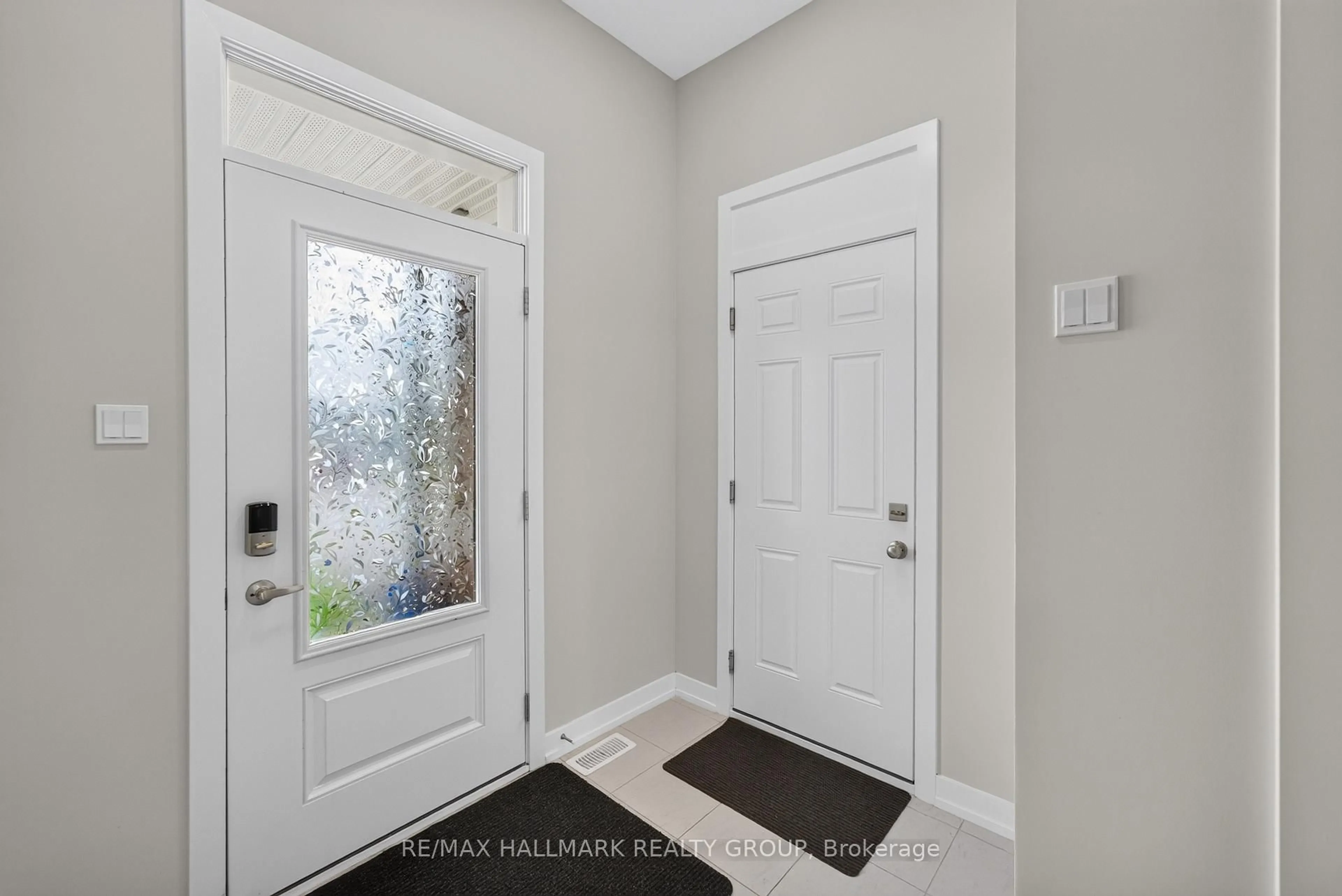 Indoor entryway for 627 Alopex Row, Richmond Ontario K0A 2Z0
