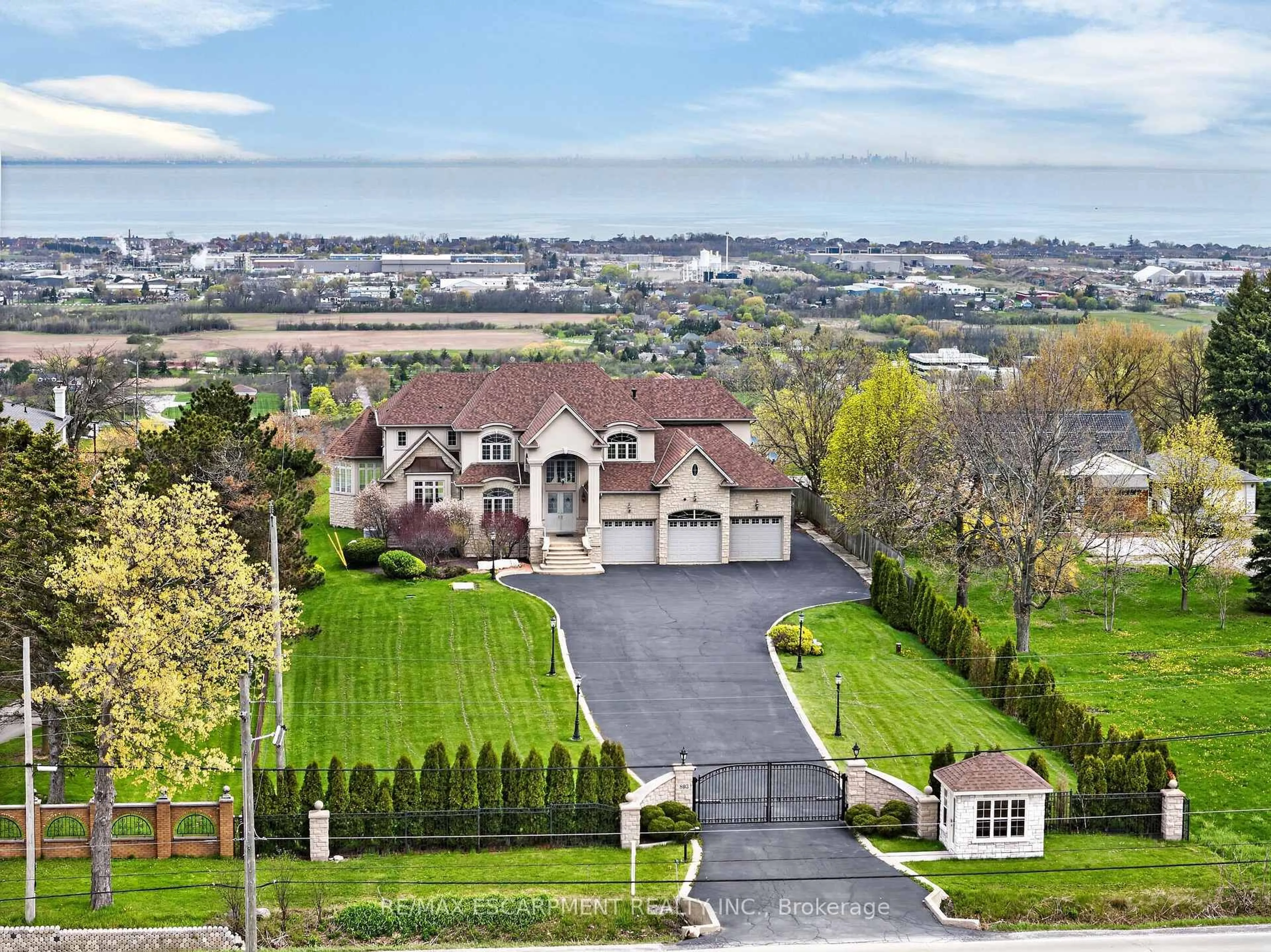 A pic from outside/outdoor area/front of a property/back of a property/a pic from drone, mountain view for 803 Ridge Rd, Hamilton Ontario L8J 2Y3