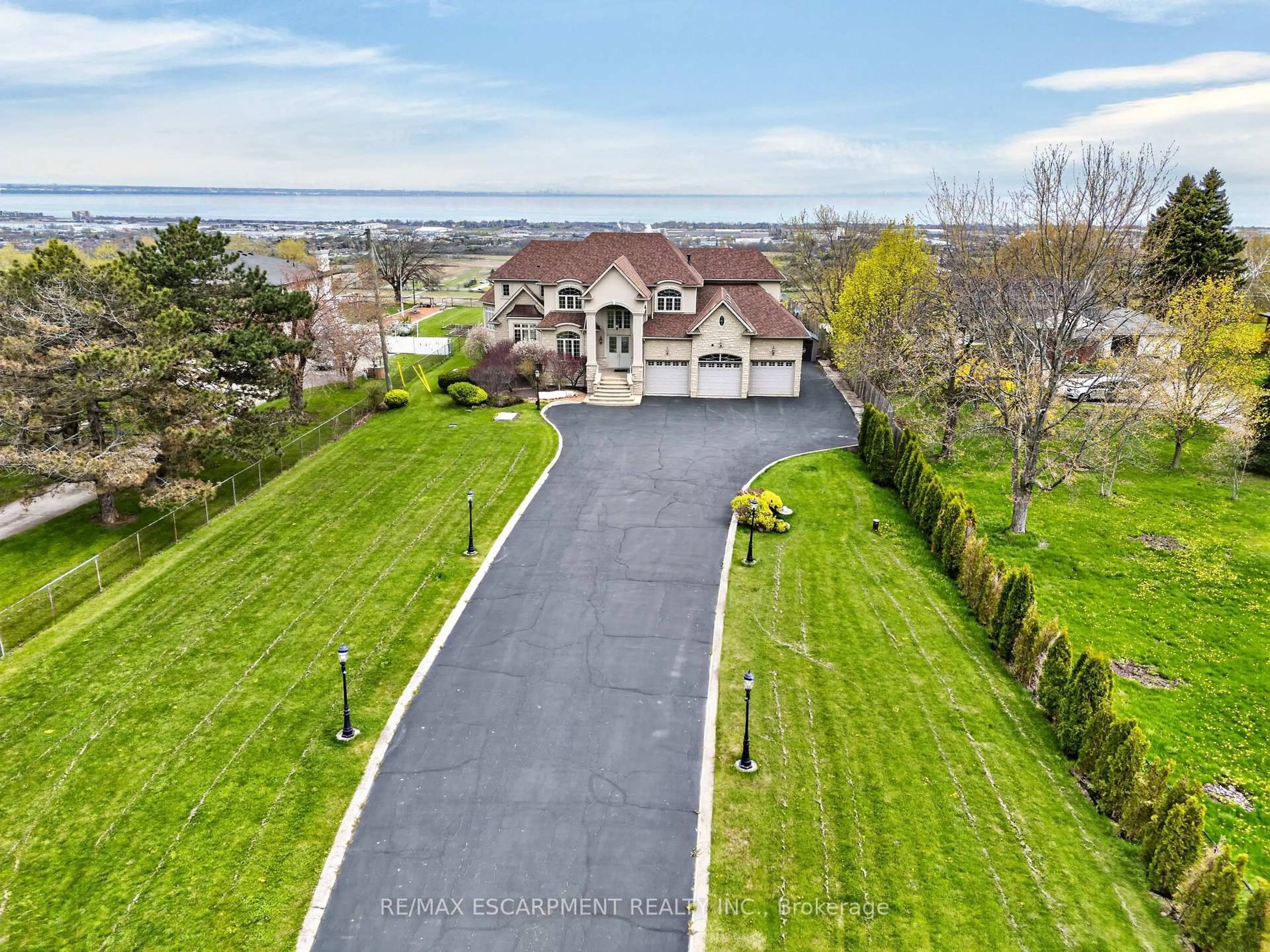 A pic from outside/outdoor area/front of a property/back of a property/a pic from drone, water/lake/river/ocean view for 803 Ridge Rd, Hamilton Ontario L8J 2Y3