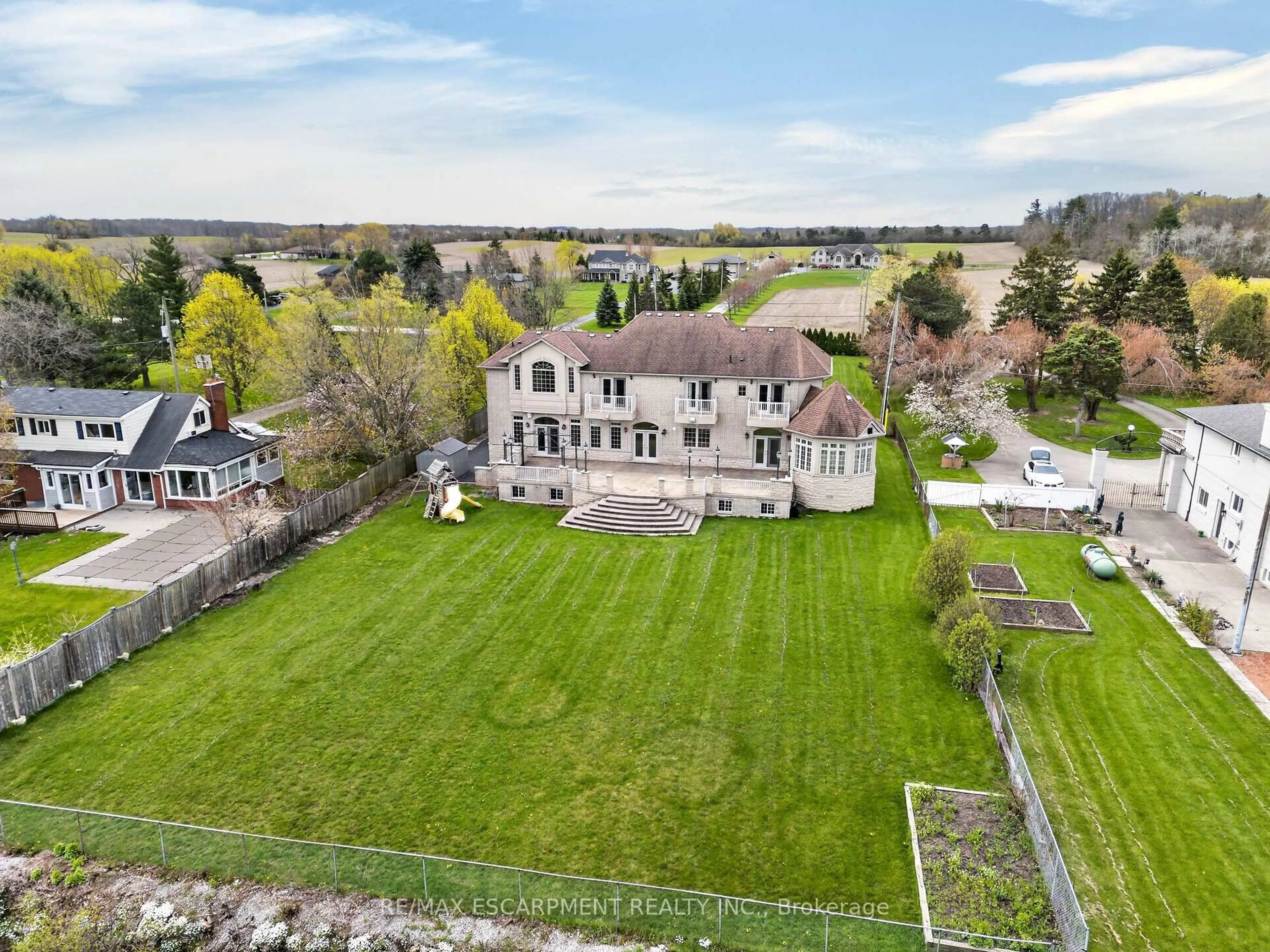 A pic from outside/outdoor area/front of a property/back of a property/a pic from drone, unknown for 803 Ridge Rd, Hamilton Ontario L8J 2Y3