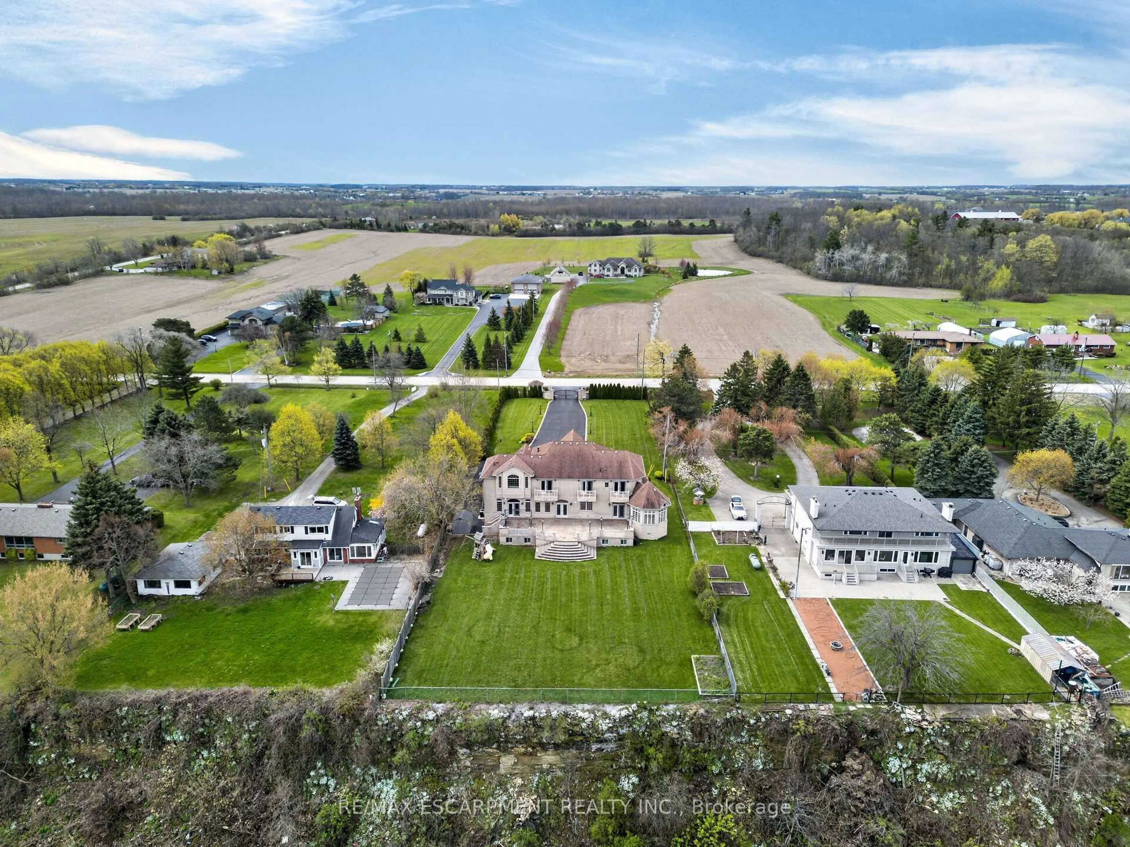 A pic from outside/outdoor area/front of a property/back of a property/a pic from drone, water/lake/river/ocean view for 803 Ridge Rd, Hamilton Ontario L8J 2Y3