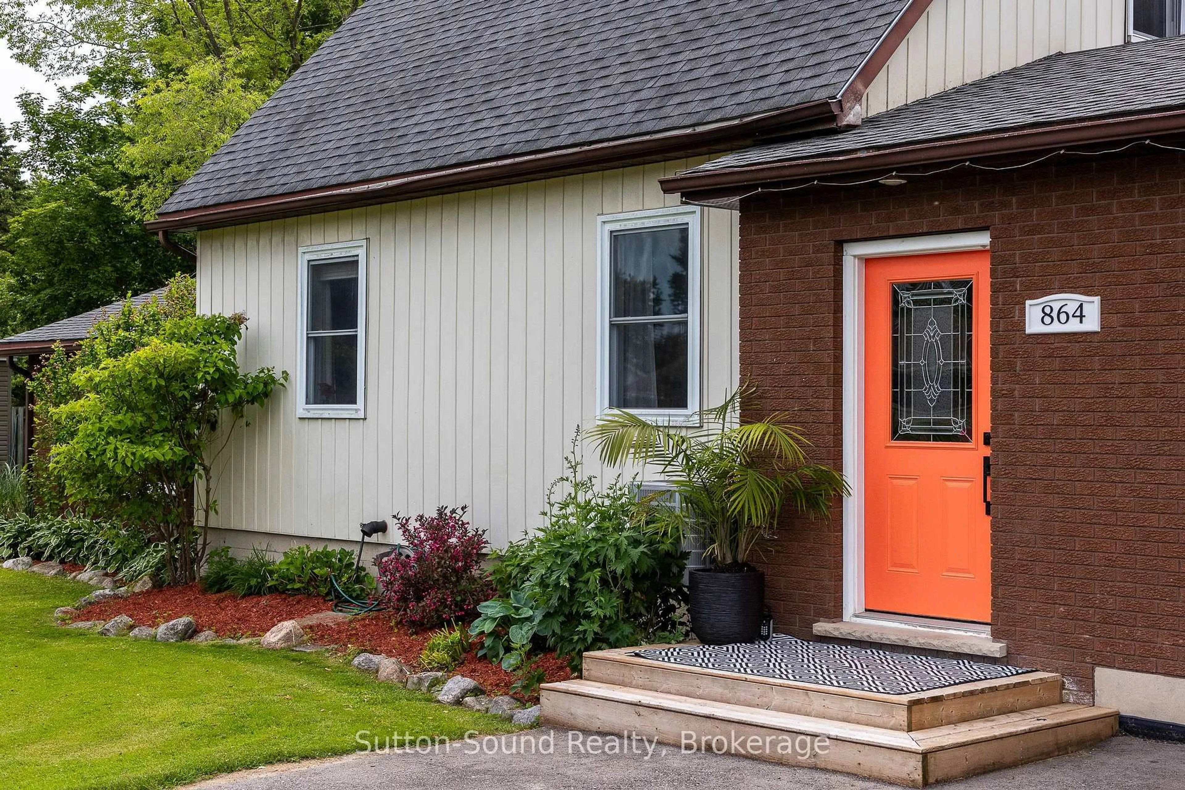 Home with vinyl exterior material, street for 864 16th St, Georgian Bluffs Ontario N4K 6V5