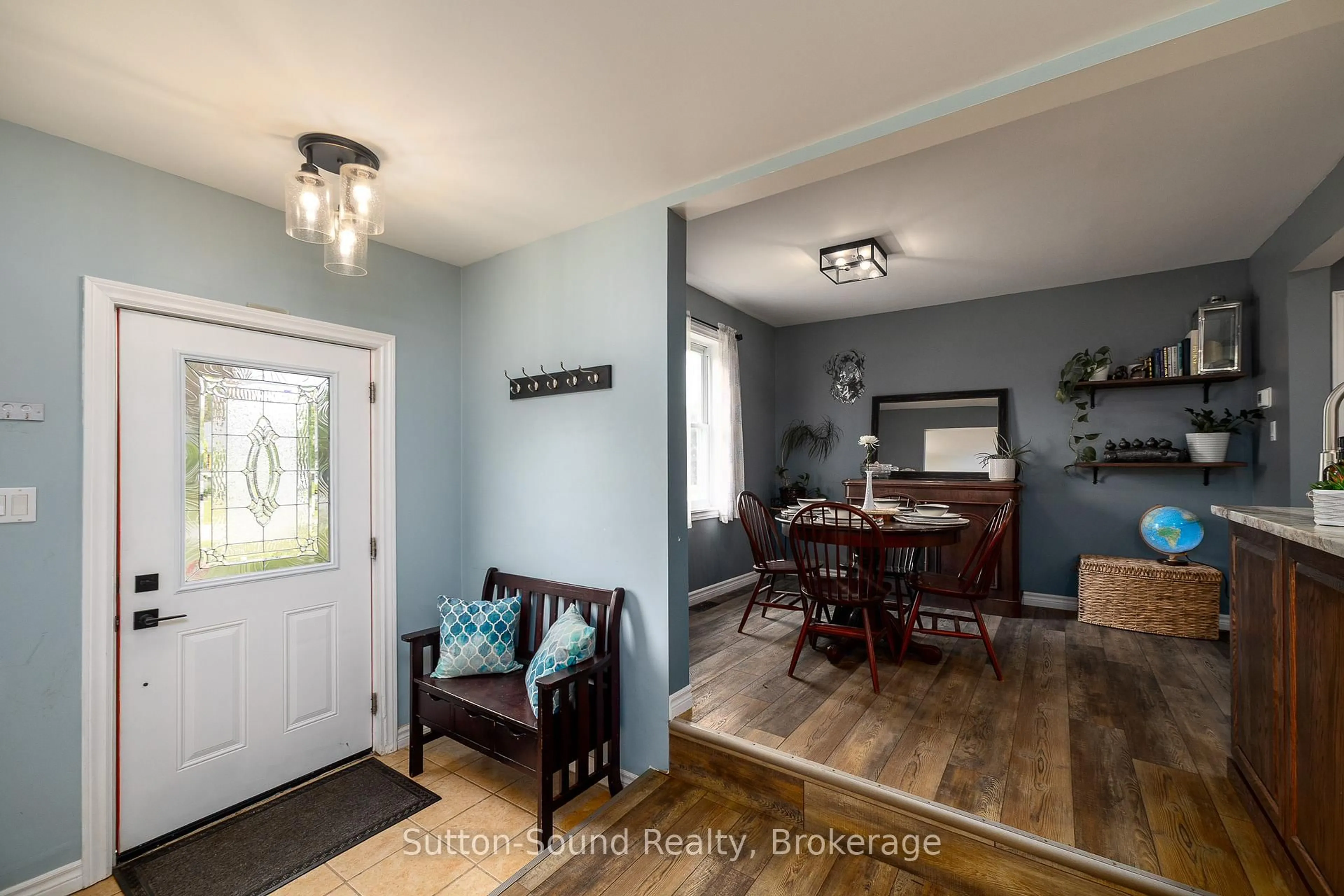 Indoor entryway for 864 16th St, Georgian Bluffs Ontario N4K 6V5