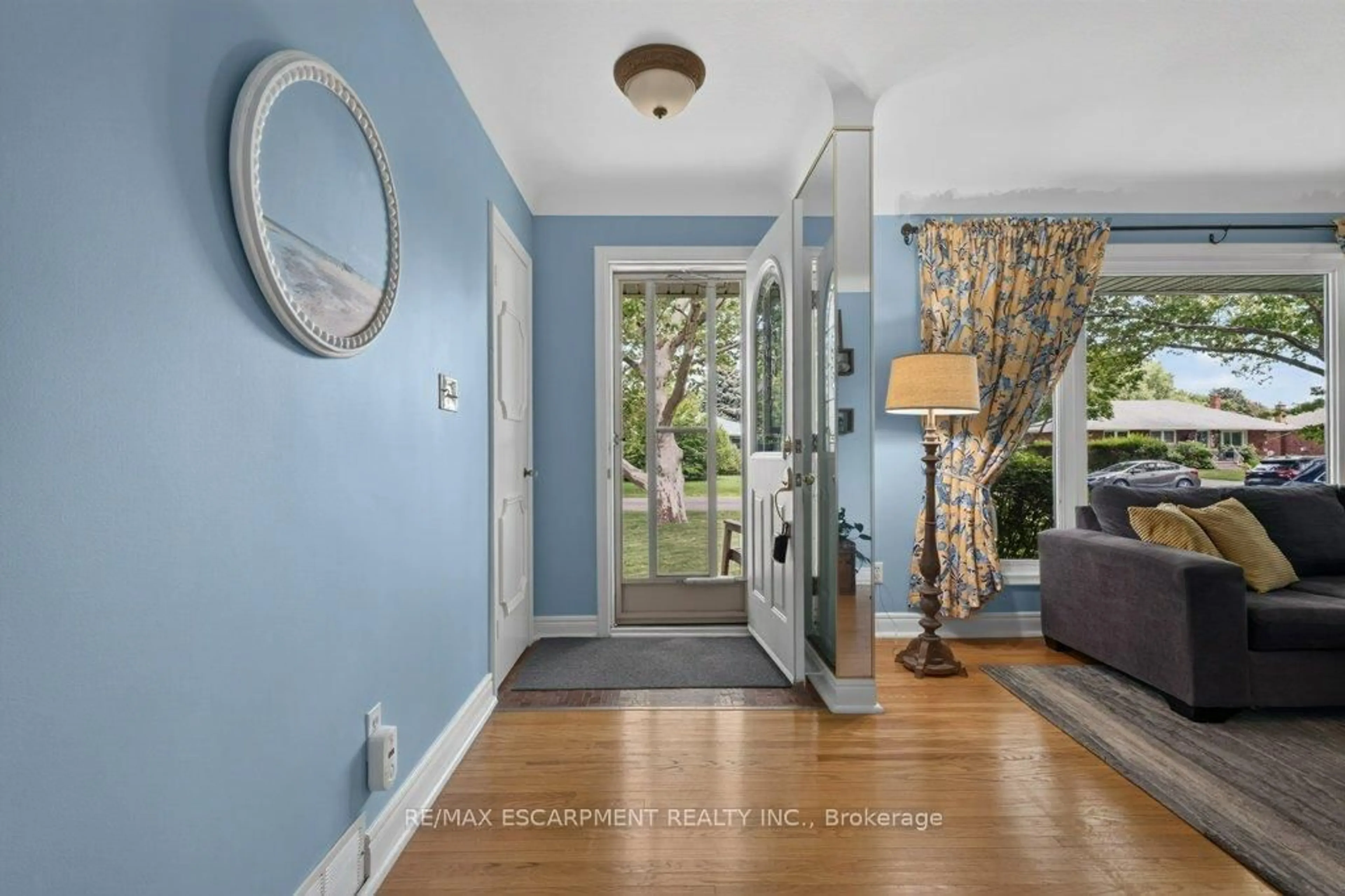 Indoor entryway for 15 Roxanne Dr, St. Catharines Ontario L2M 3G8